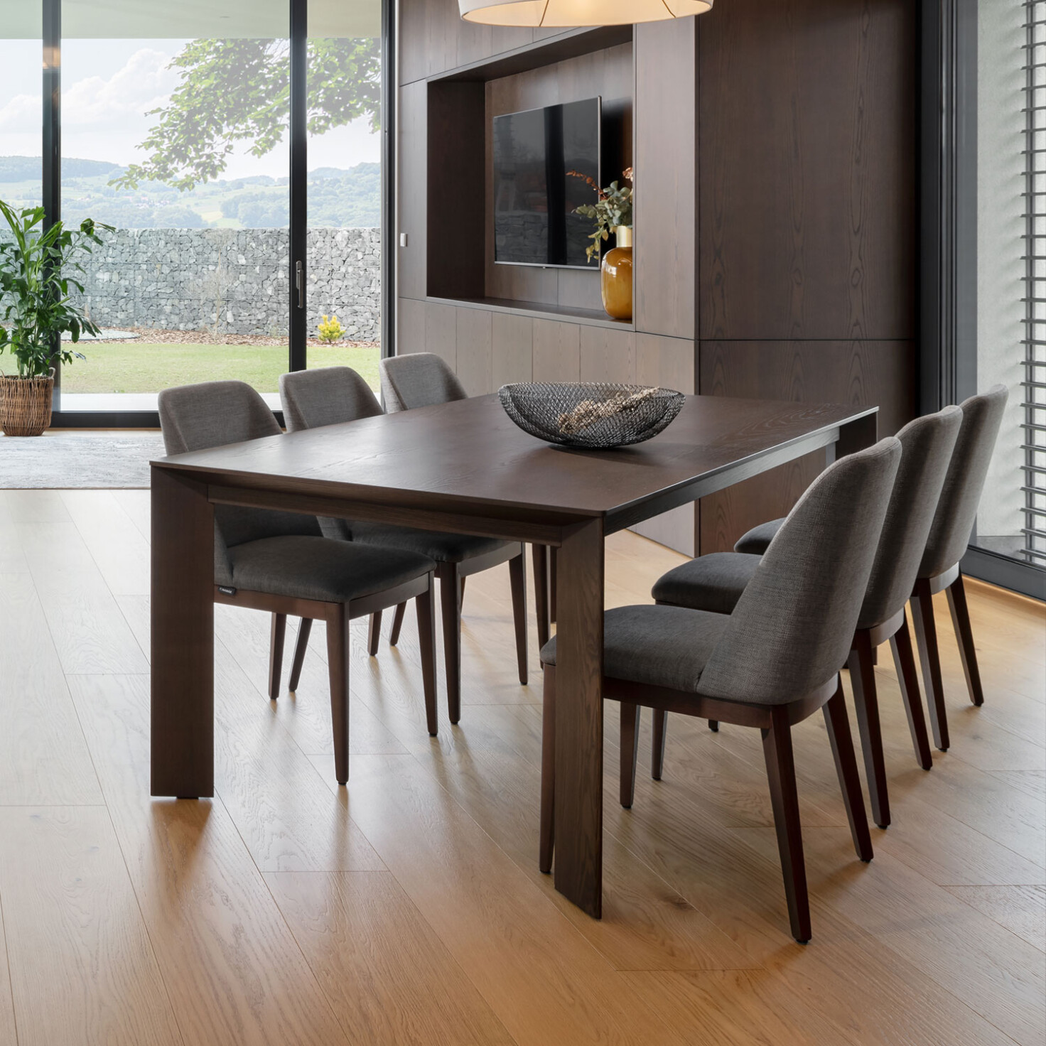 elegantny dyhovany jedalensky stol na mieru_6 drevenych stoliciek_calunene jedalenske stolicky