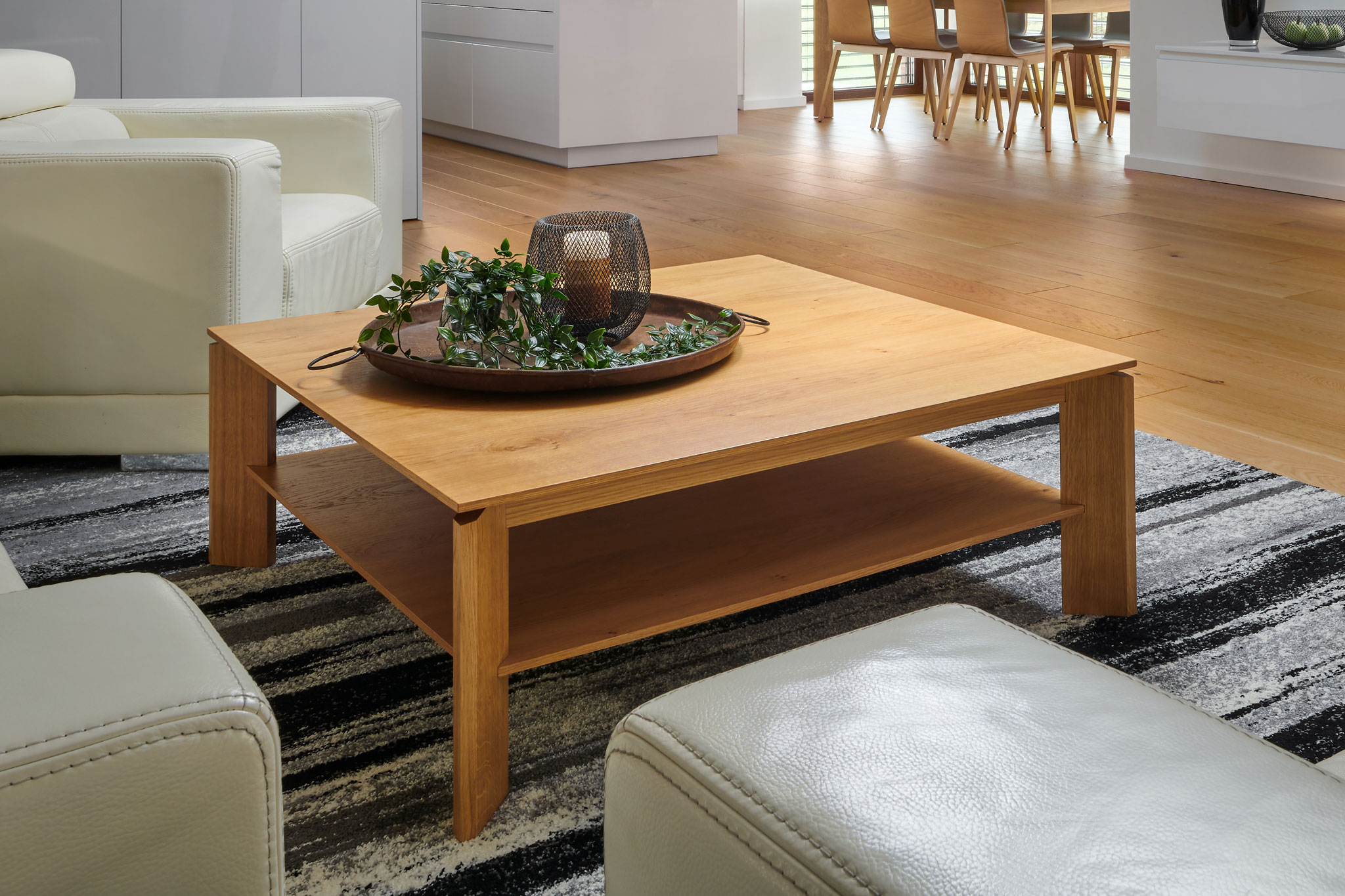 dreveny konferencny stolik_stvorcovy_s policou