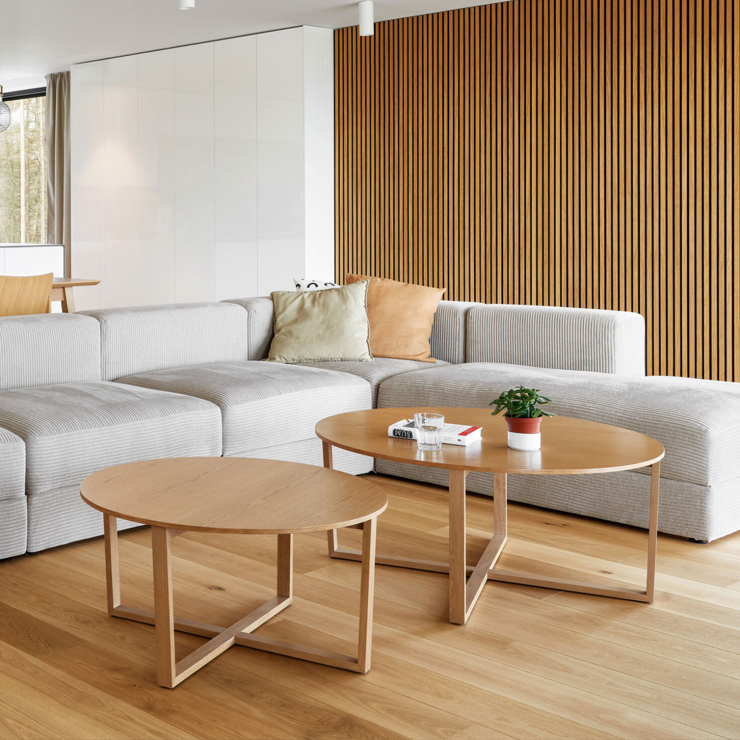 2 kruhove konferencne stoliky vedla seba zo svetleho dreva_hanak