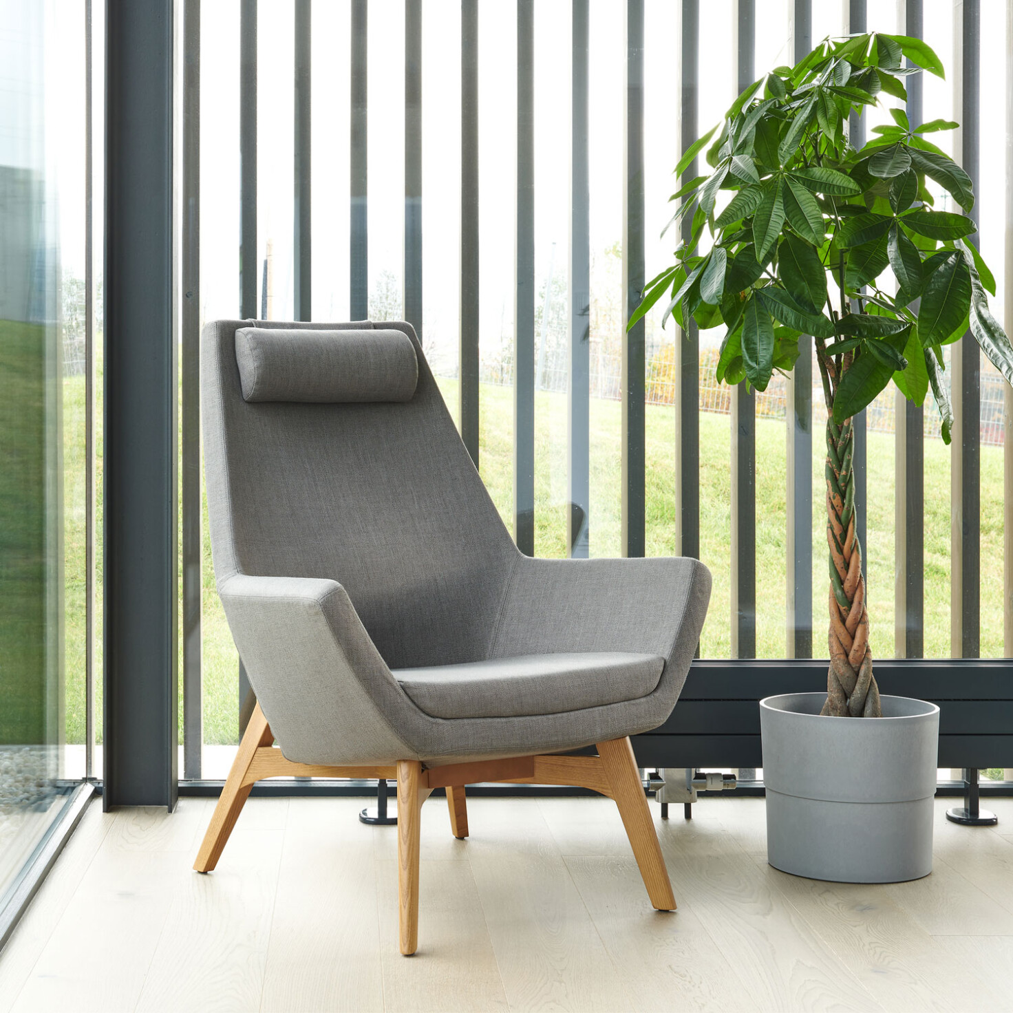 sede kreslo maxi znacka hanak_calunene kreslo_drevene nohy 