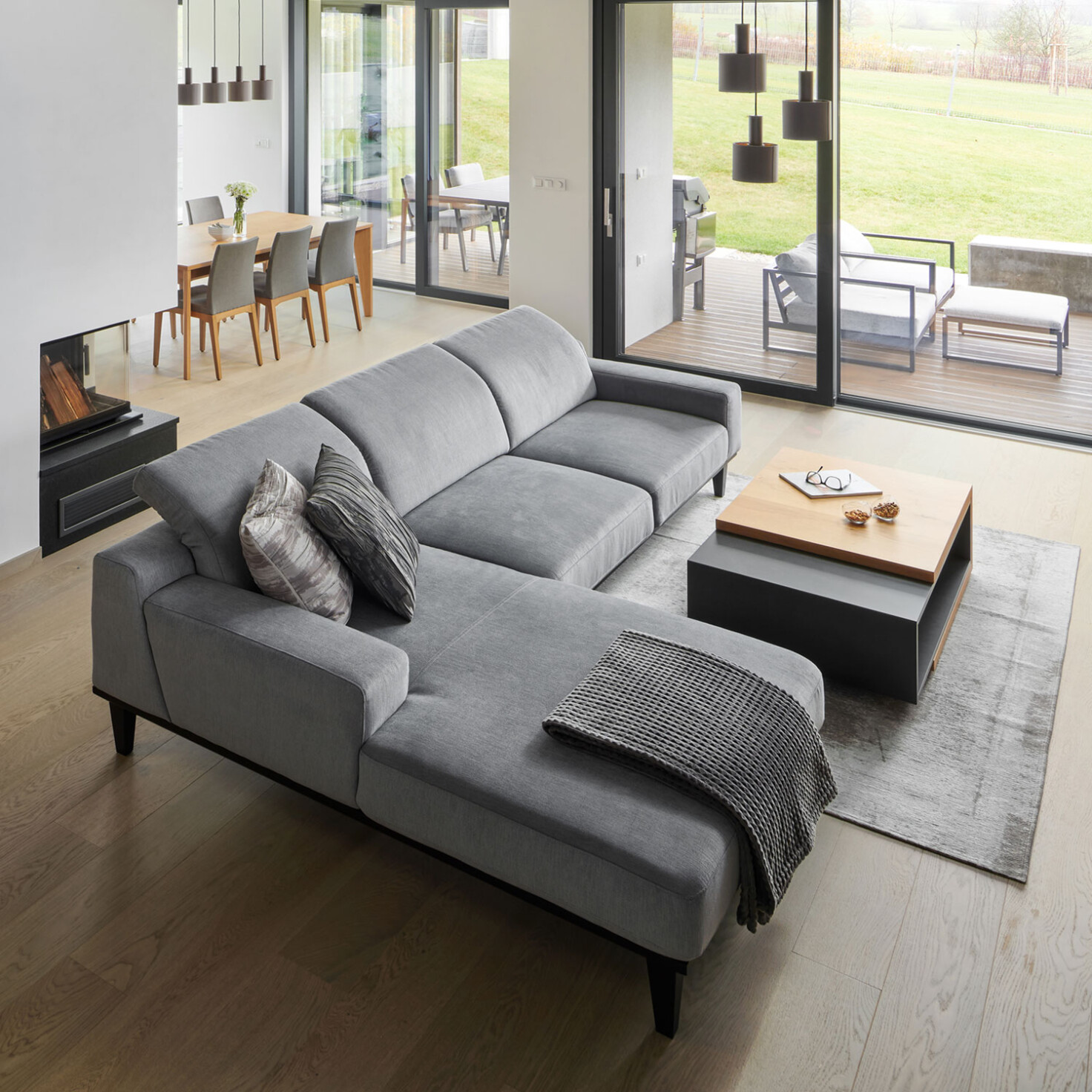 velka seda latkova sedacka na mieru znacka hanak_cierne nozicky