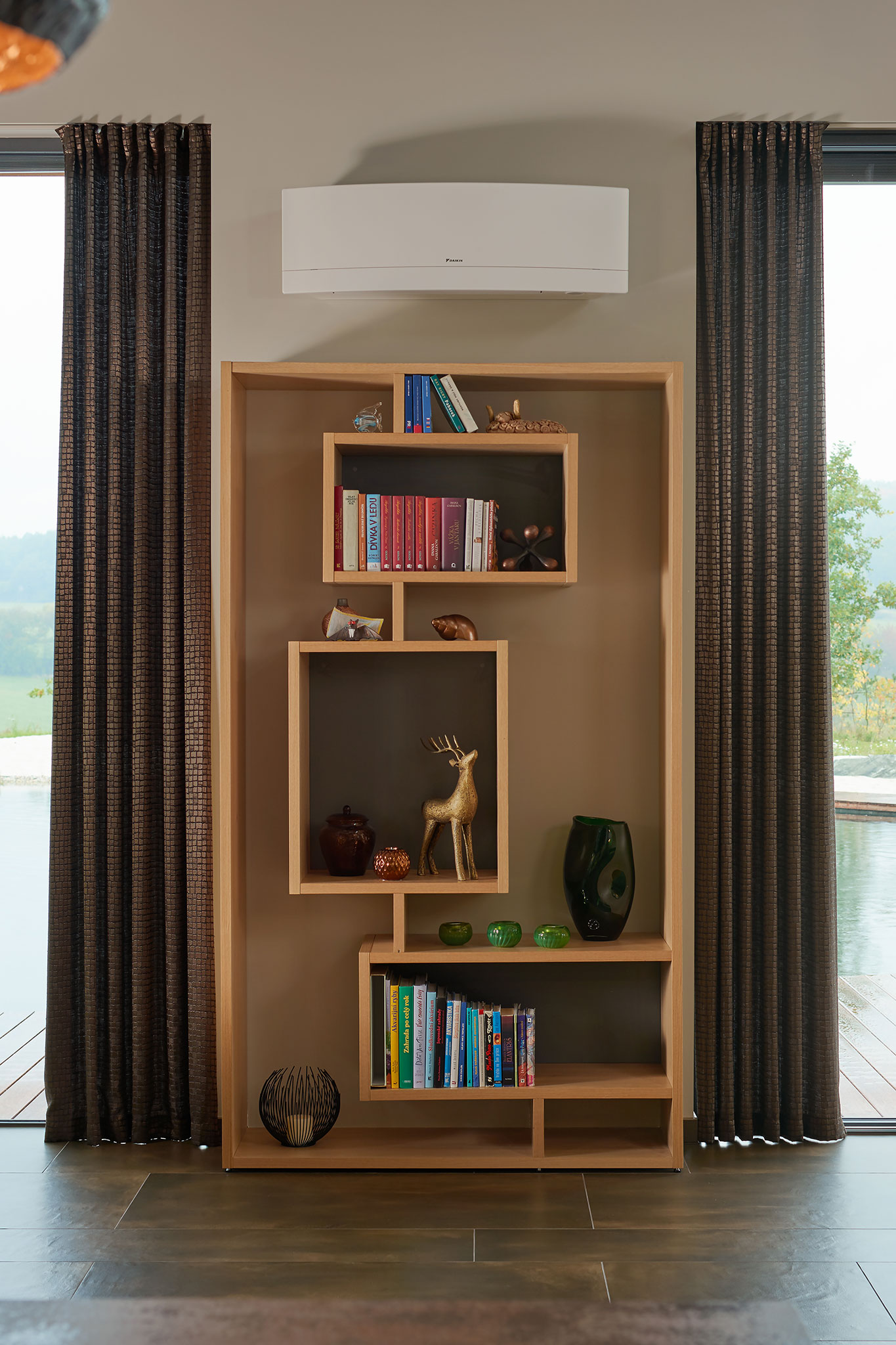 originalna asymetricka kniznica zo svetleho dreva na mieru