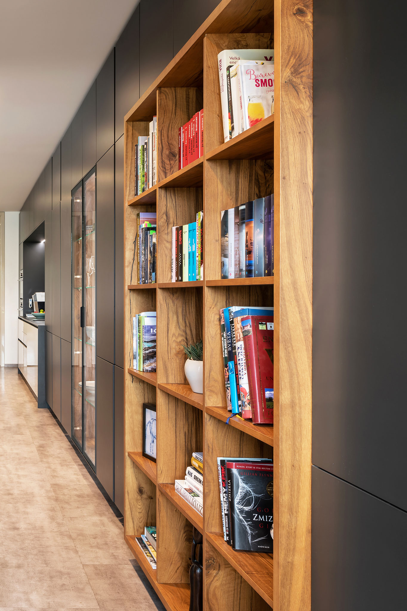 unikatna drevena kniznica_drevyn regal na knihy na mieru_znacka hanak