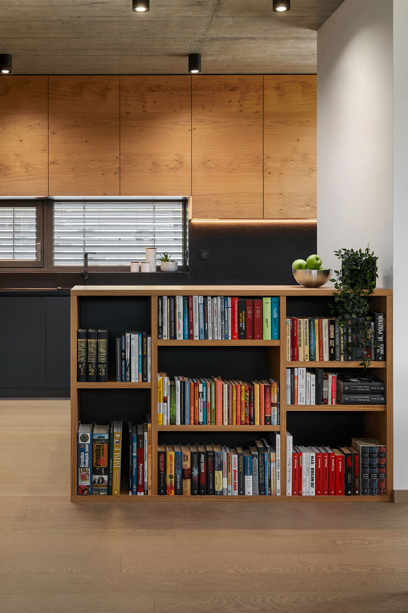 dizajnova kniznica na mieru so svetleho dreva hanak