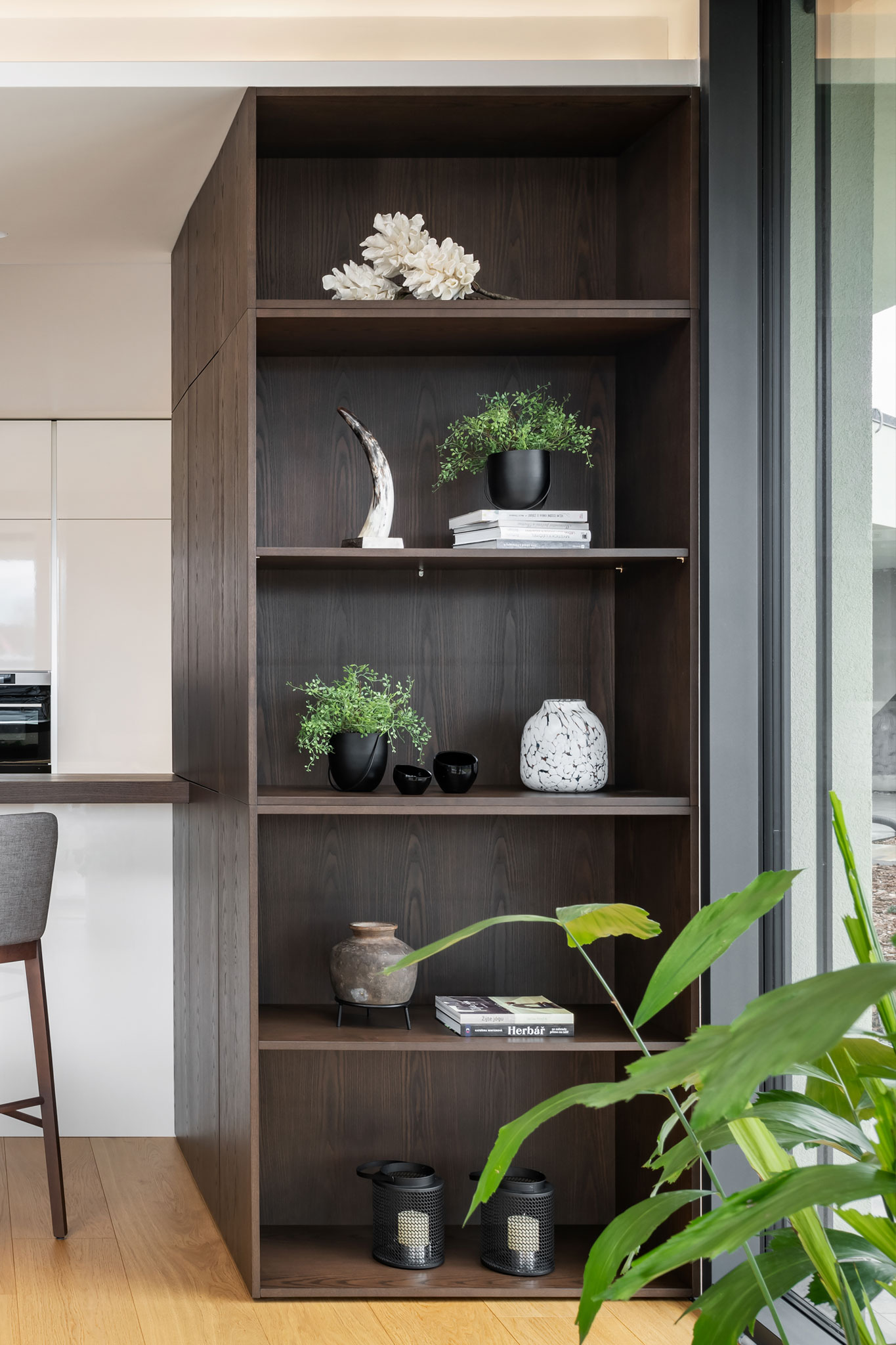 tmava drevena policova skrinka na mieru_znacka hanak