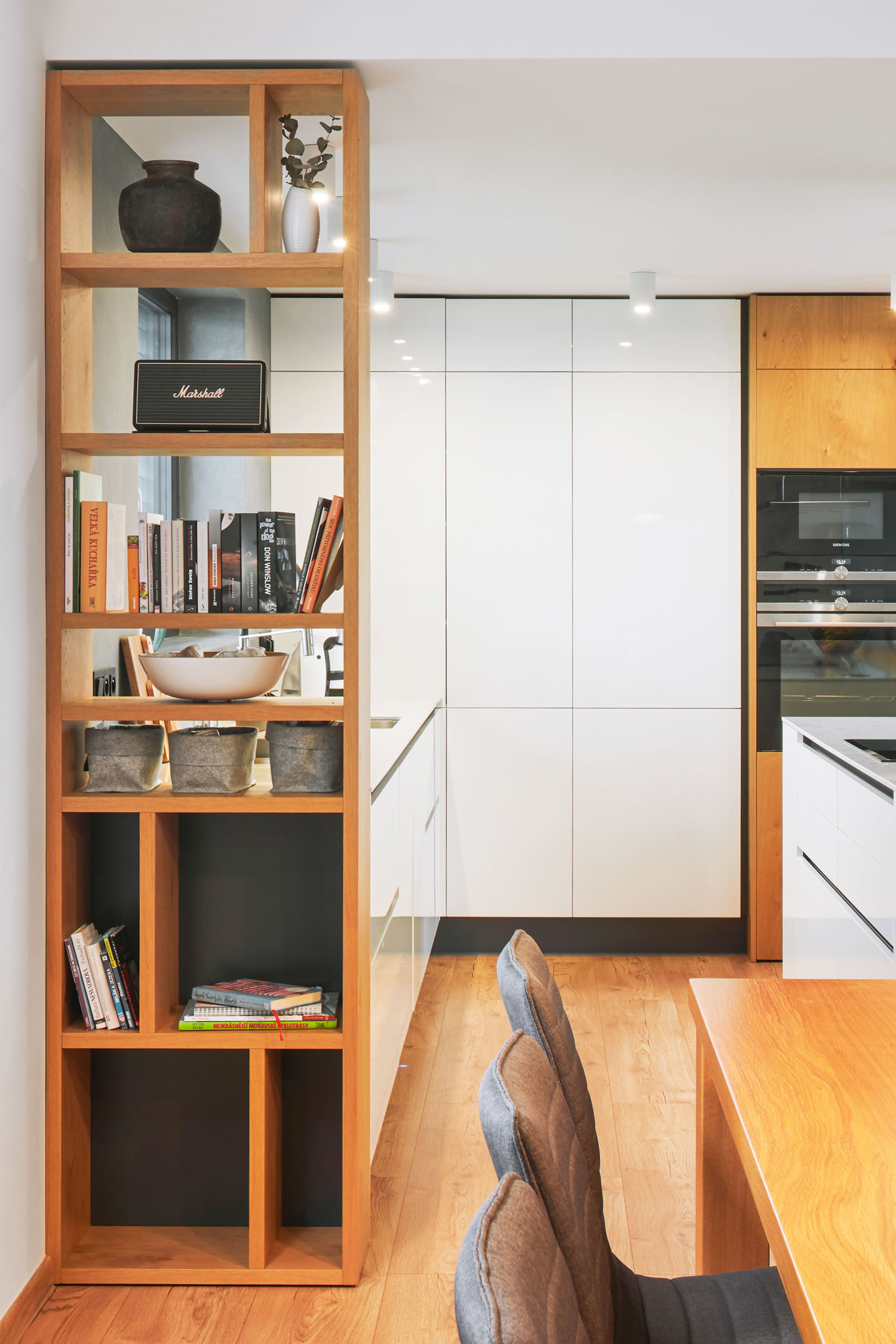 originalny nesumerny dreveny regal na mieru do kuchyne