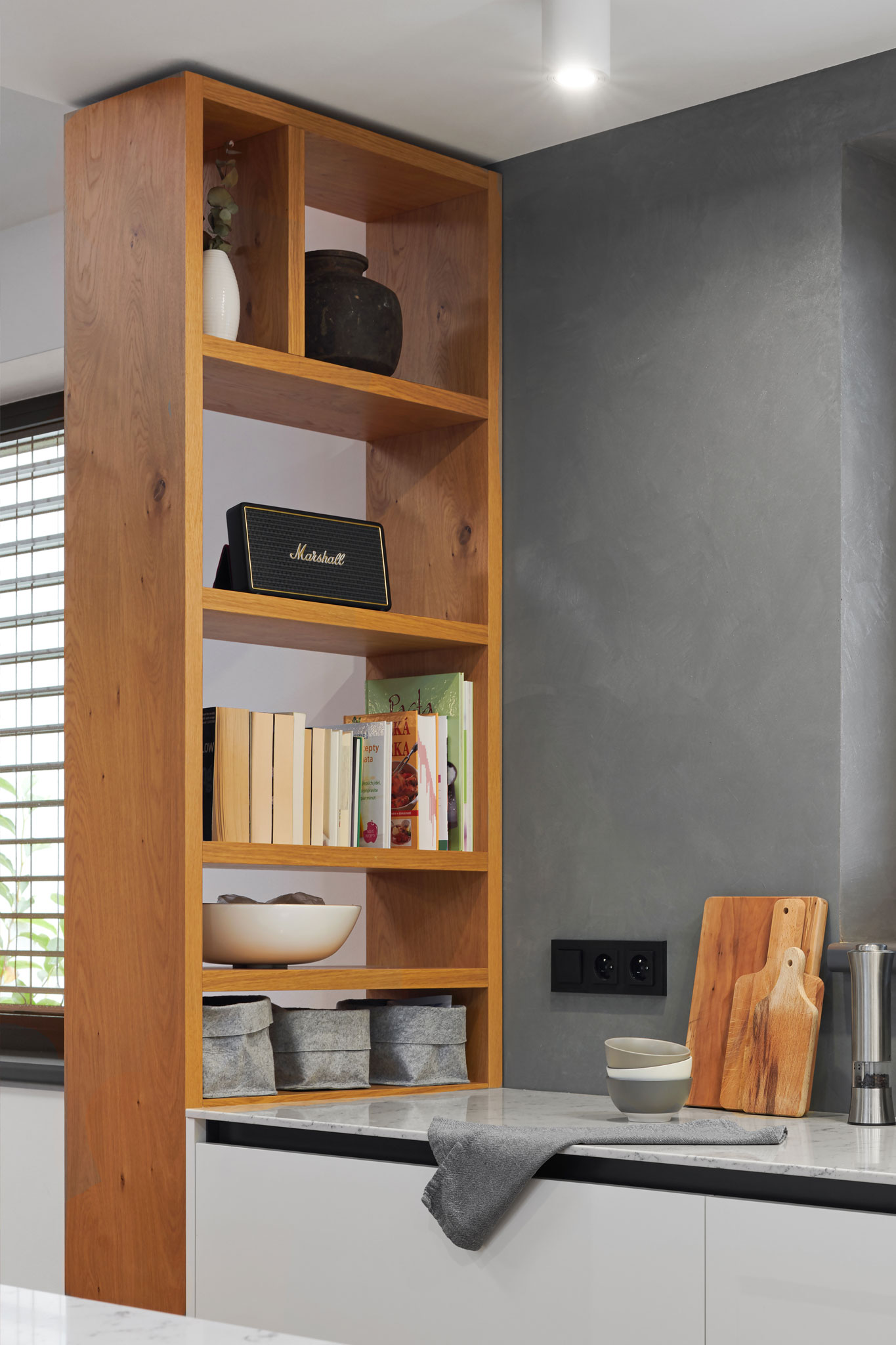 dreveny regal na mieru do kuchyne