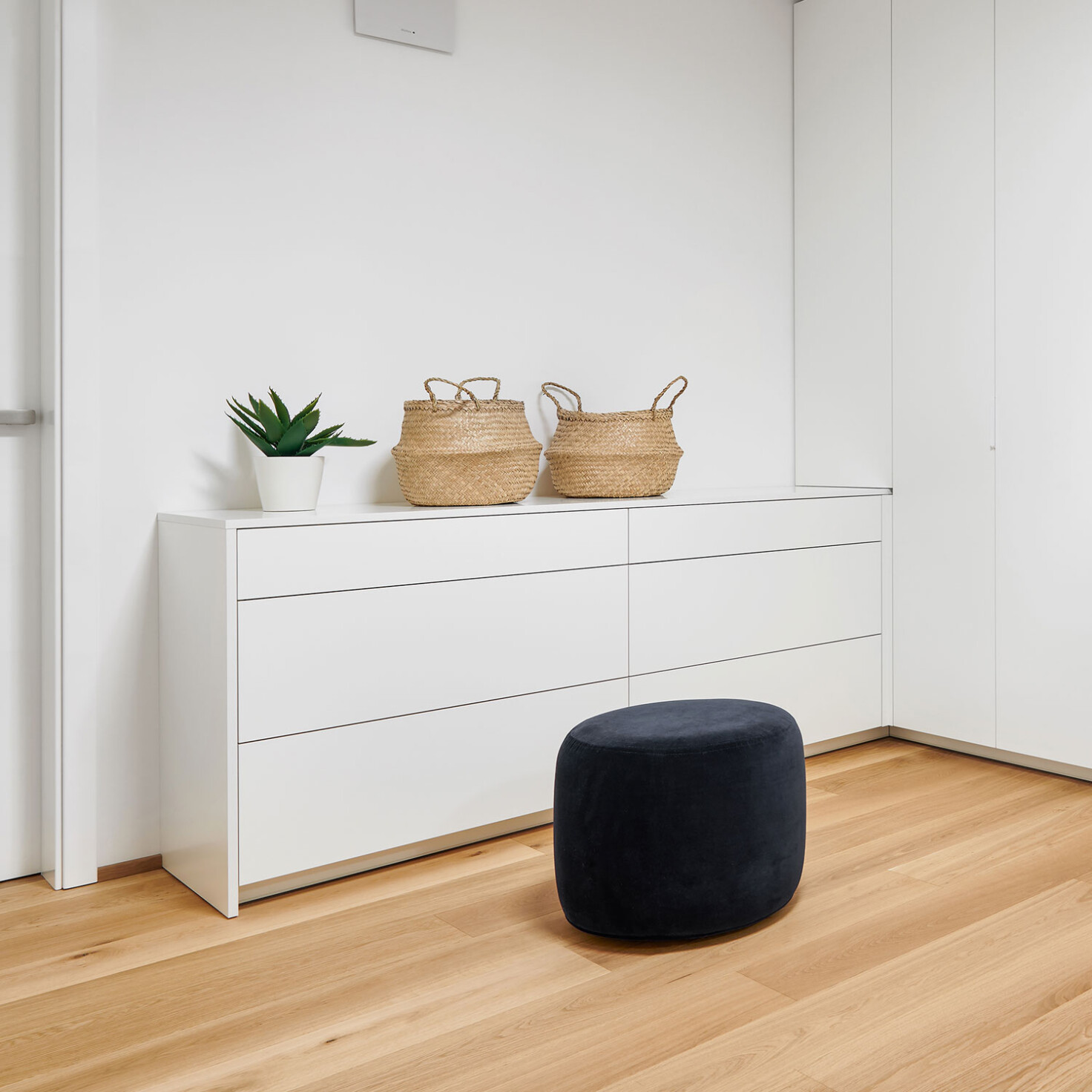 biela lakovana matna komoda na mieru_znacka hanak