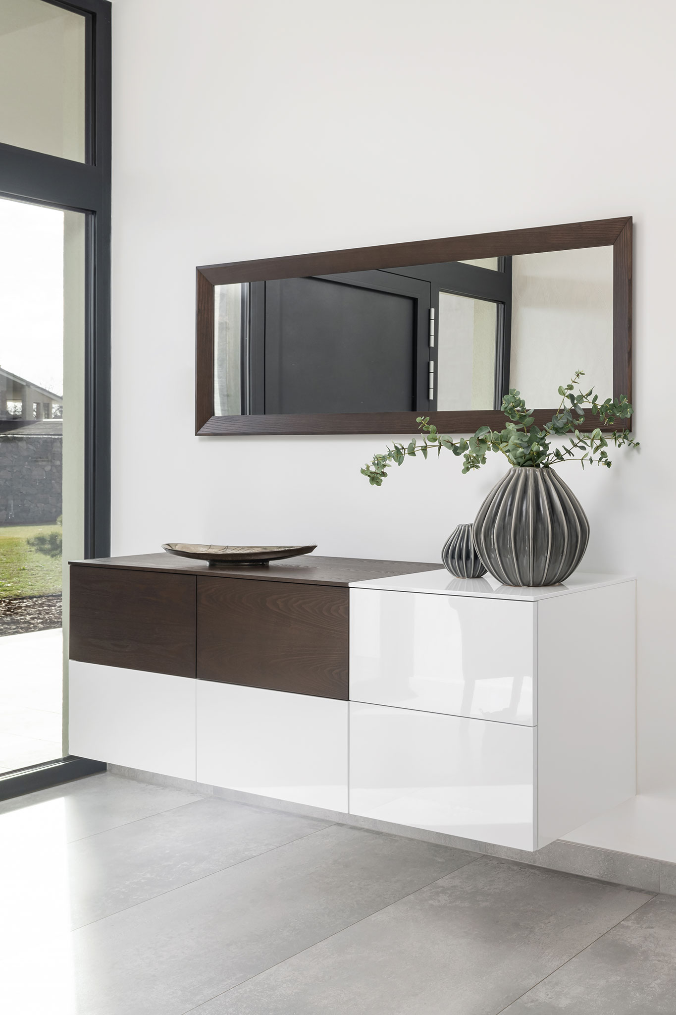 biela lakovaná komoda so suflikmi do chodby