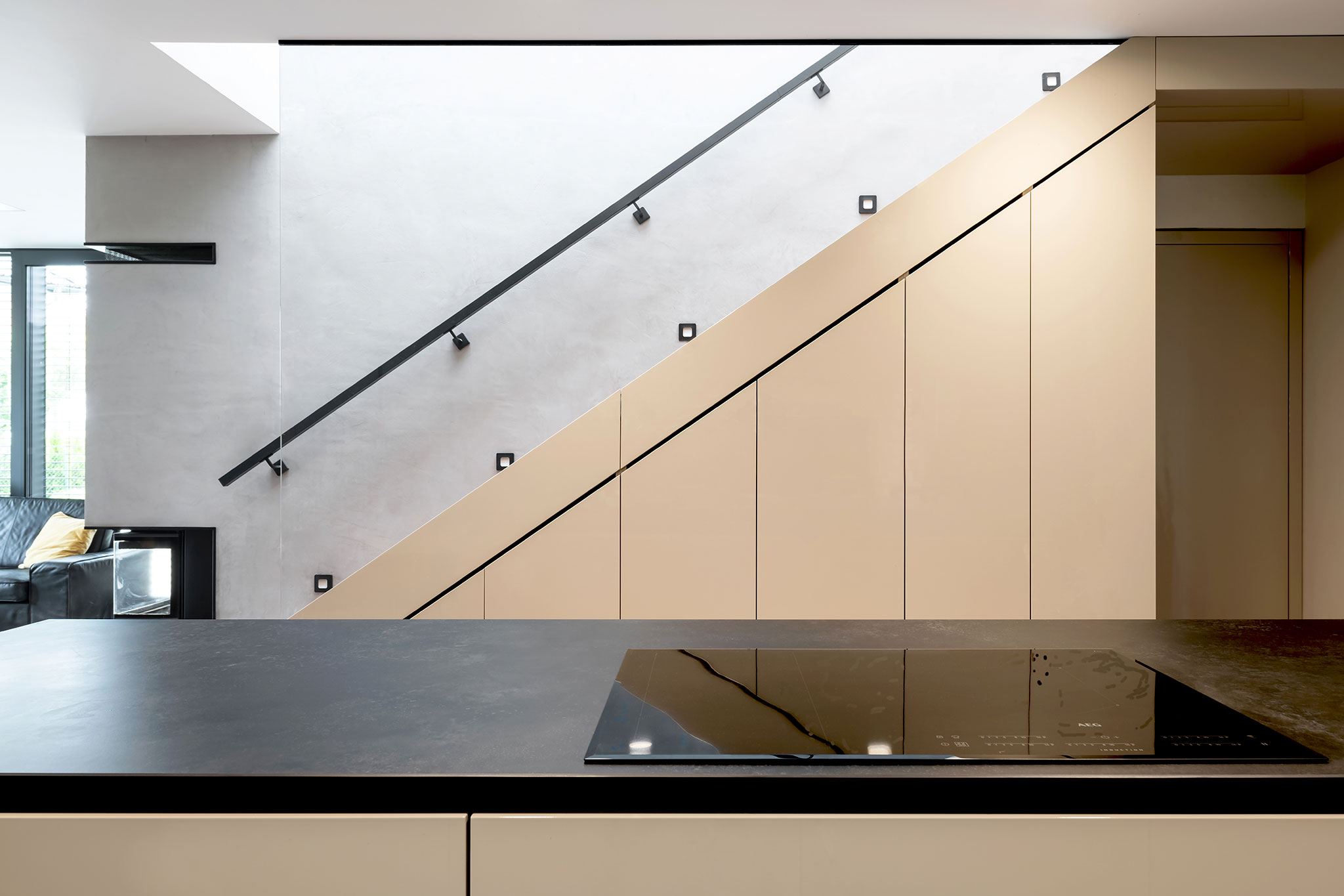 lakovane regaly na mieru pod schody