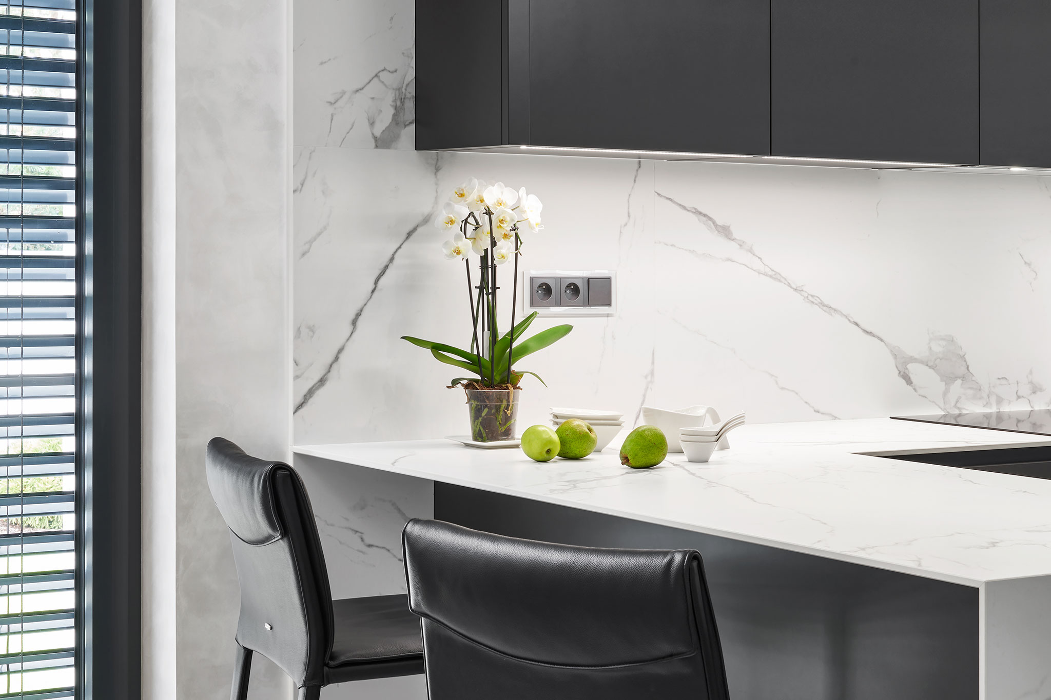 umely kamen na mieru do kuchyne ako pracovna plocha a zastena_biely melirovany kamen