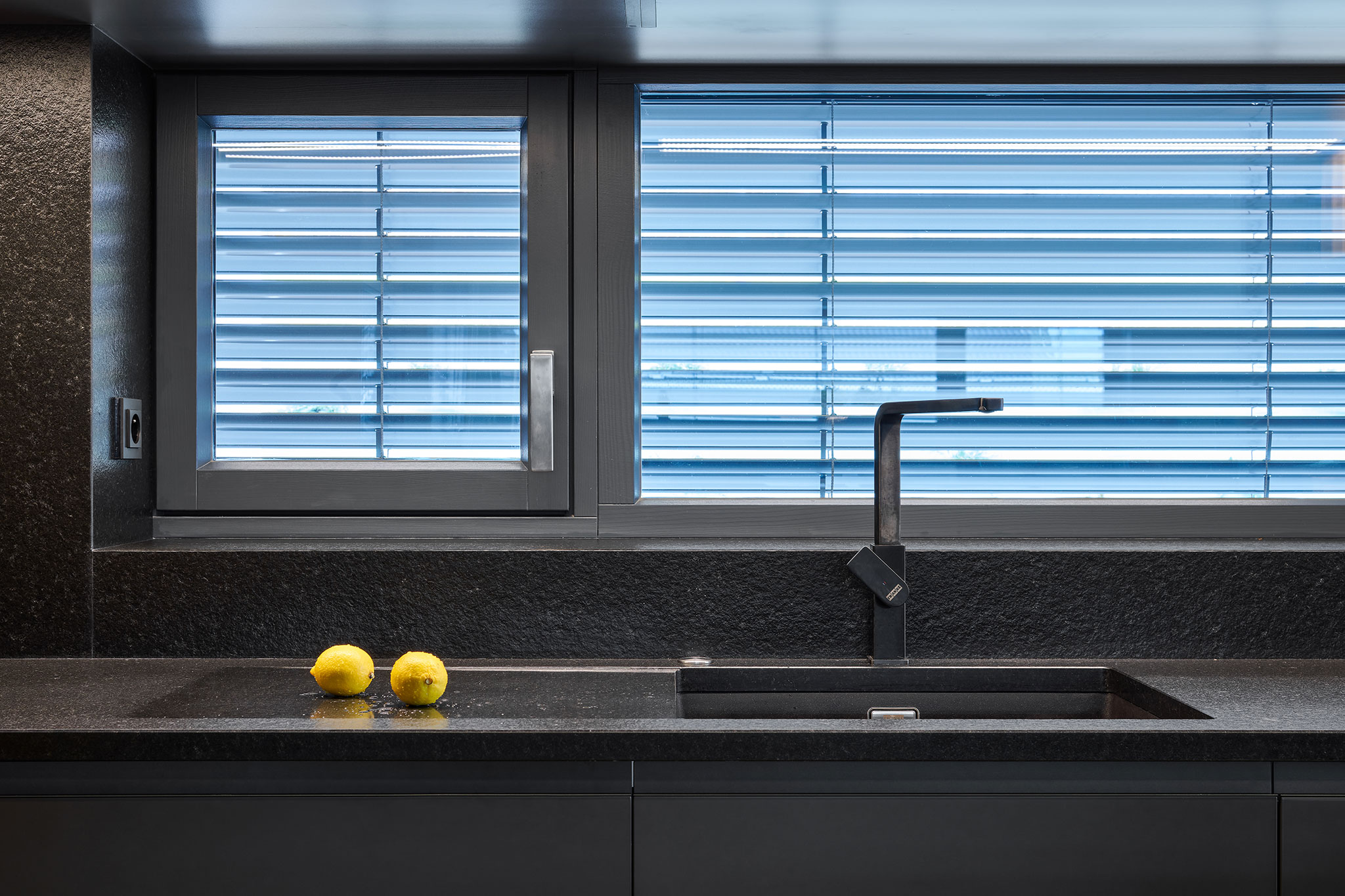 cierna 3D pracovna doska_moderna cierna pracovna plocha_cierna zastena