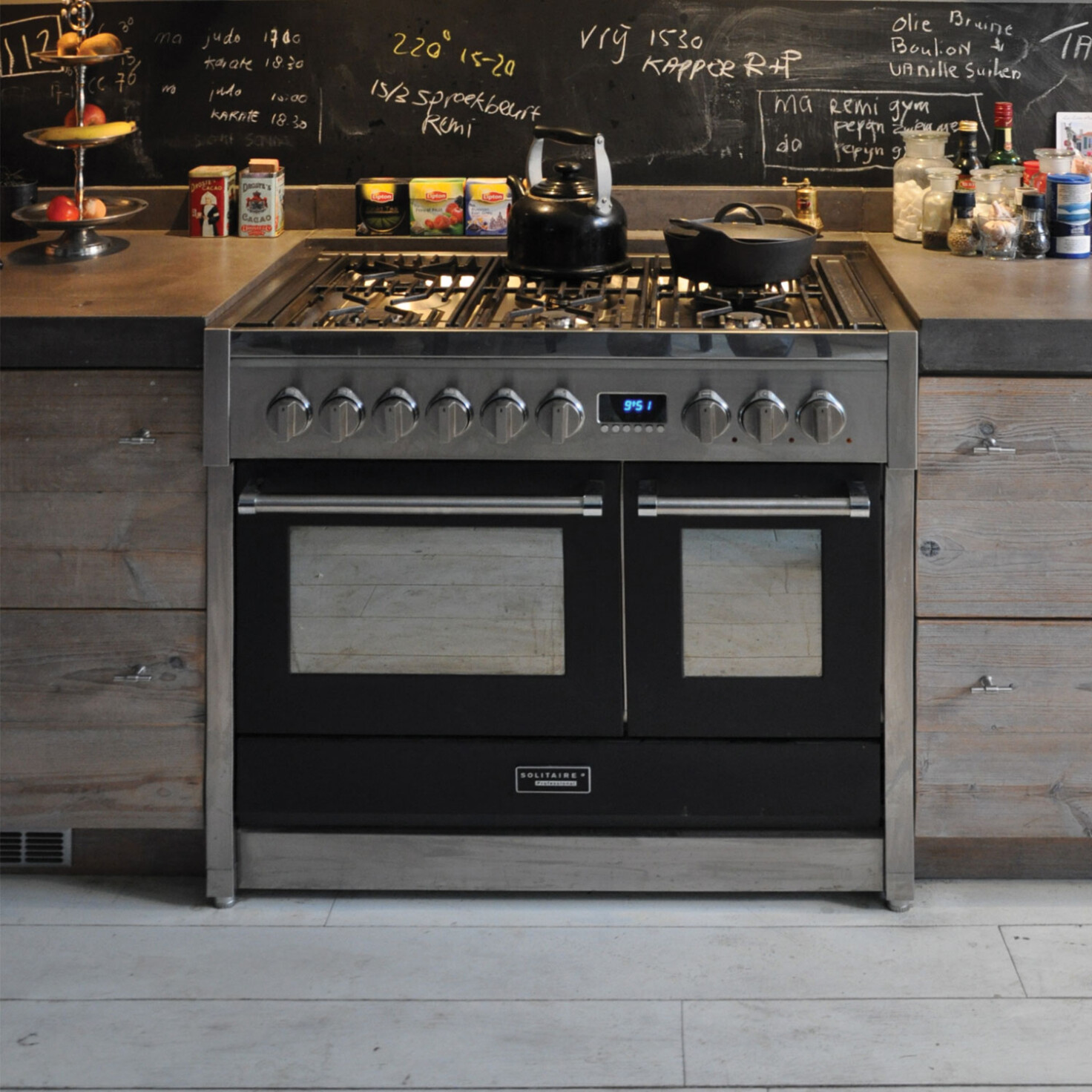 čierny-nerezovy-sporak-na-plyn-znacky-steel