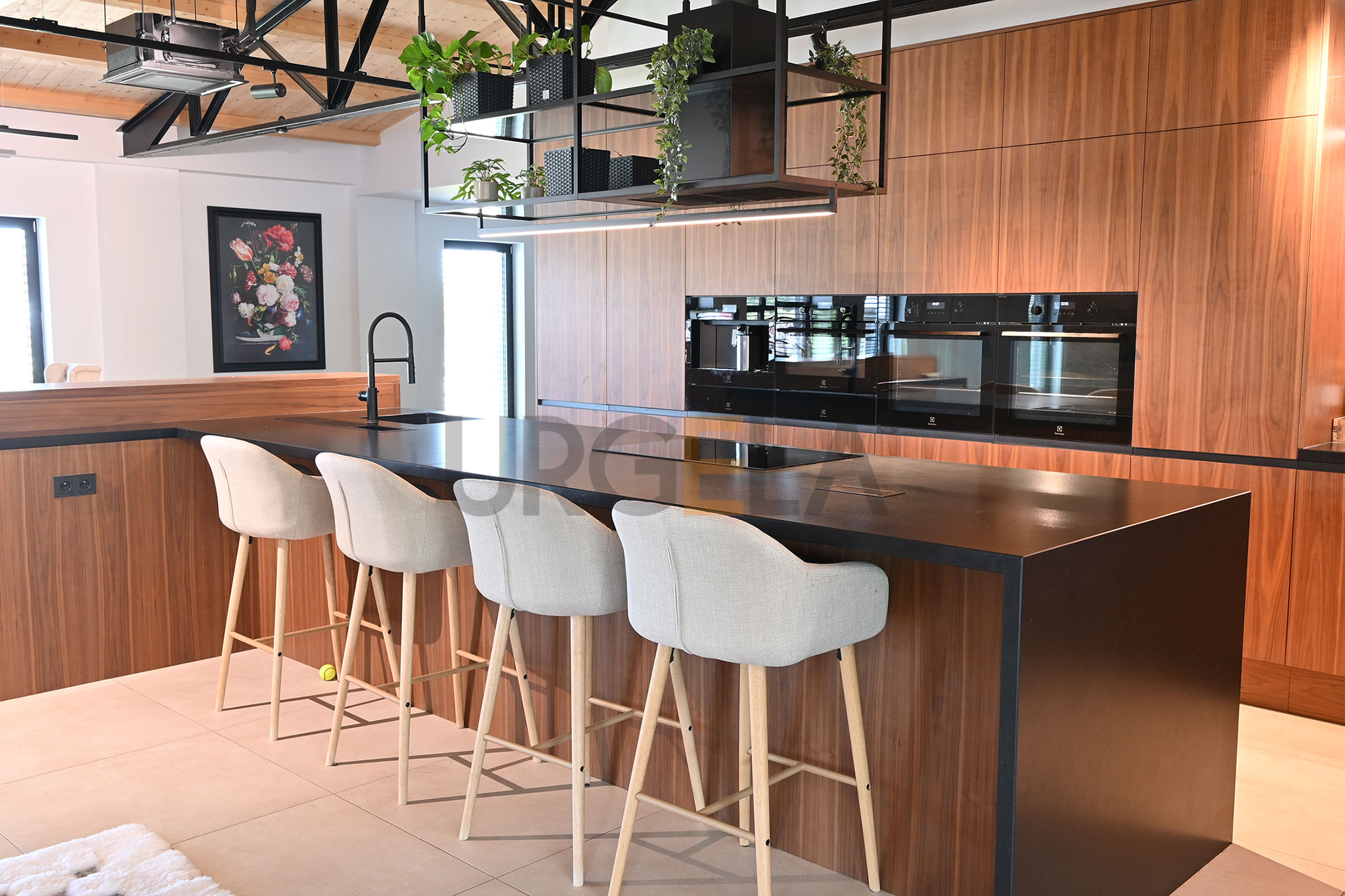 Náhľadový obrázok položky „Výrazná dýha orech v interiéri“