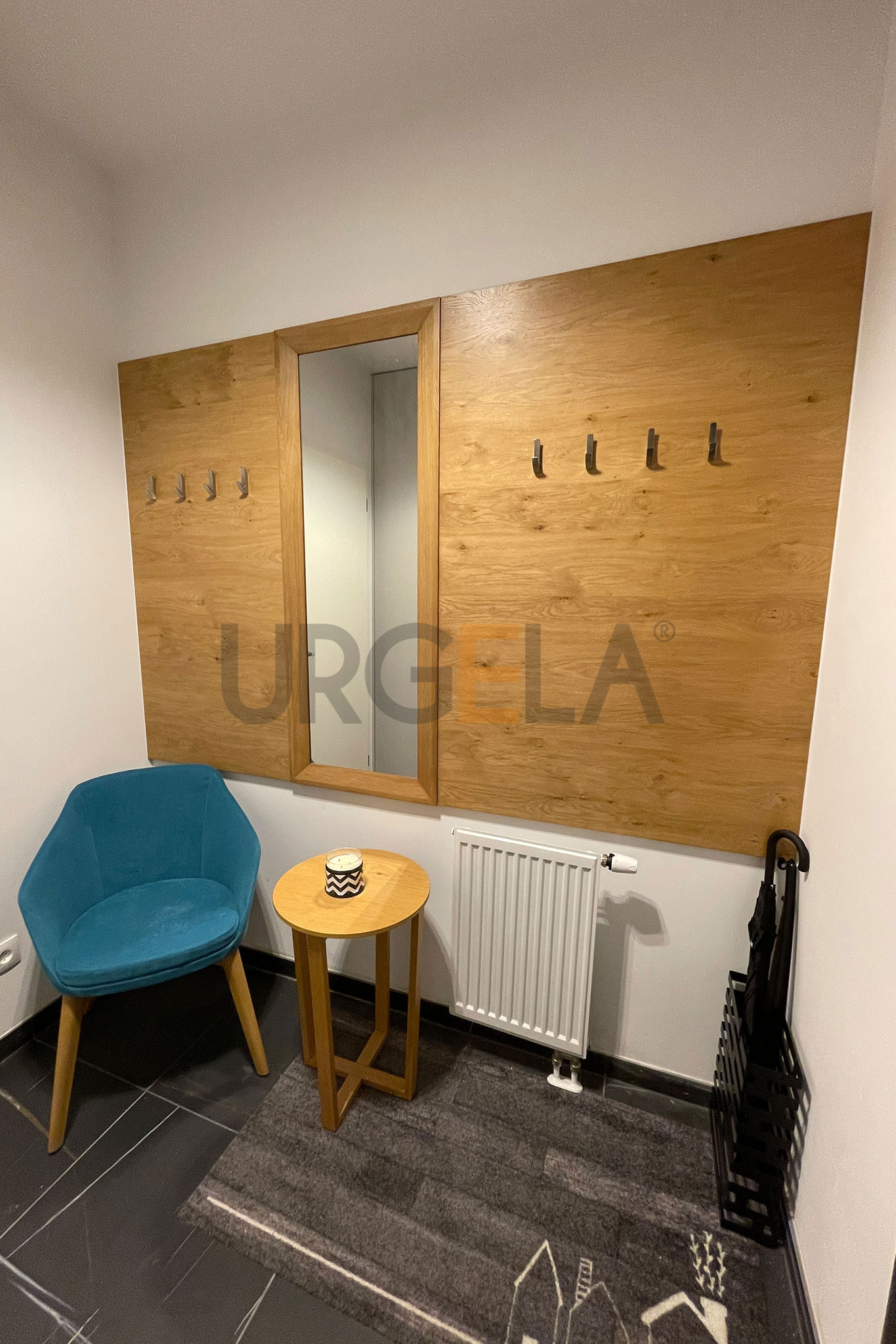 kreslo_zrkadlo_nabytkova stena do chodby s vesiakmi na bundy