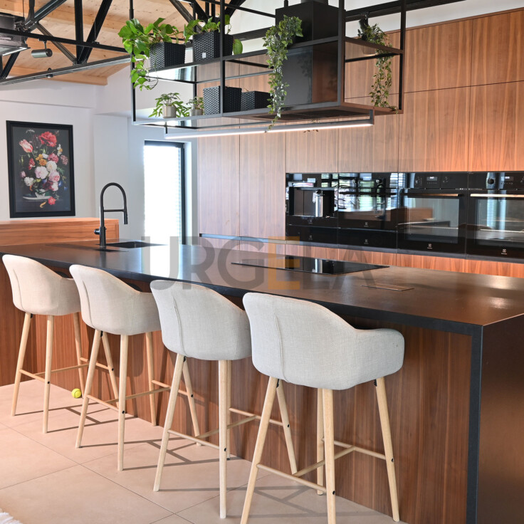 realizacia_cierny-ostrovny_digestor_drevena-kuchyna-na-mieru_cierny-kamen