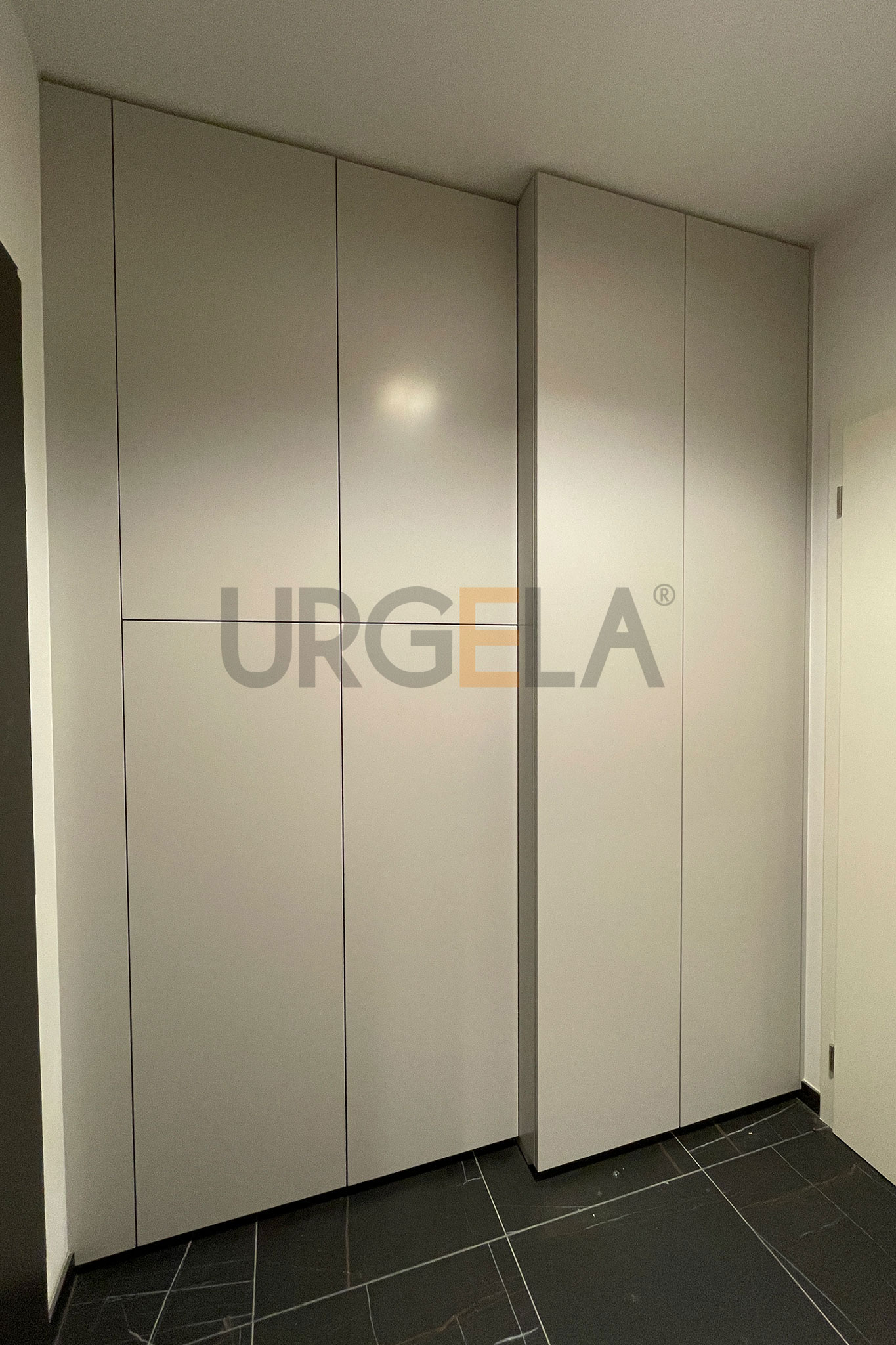 satnikova skrina na mieru_lakovana_do chodby