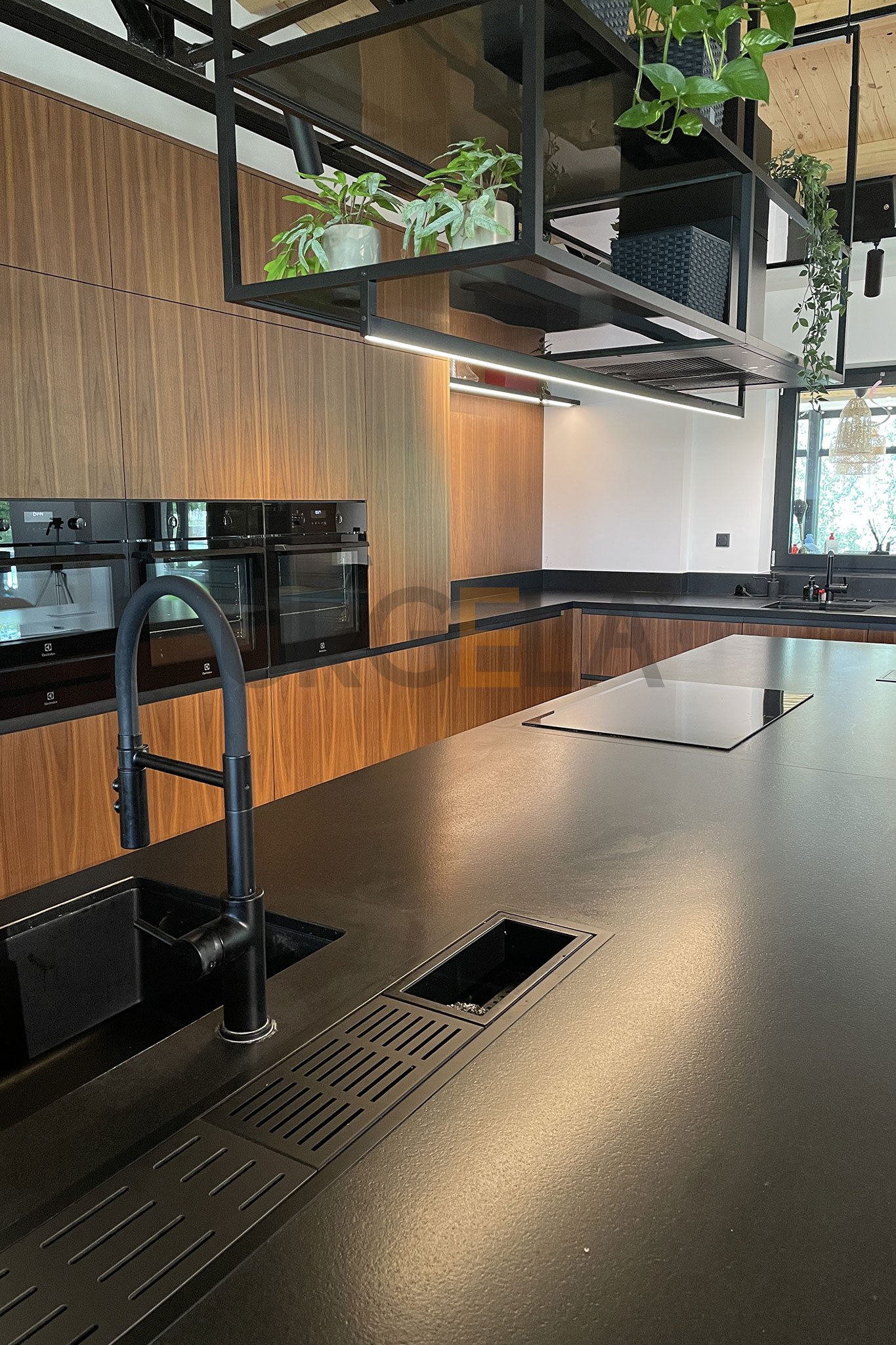 realizacia_cierny-ostrovny_digestor_drevena-kuchyna-na-mieru_cierny-kamen