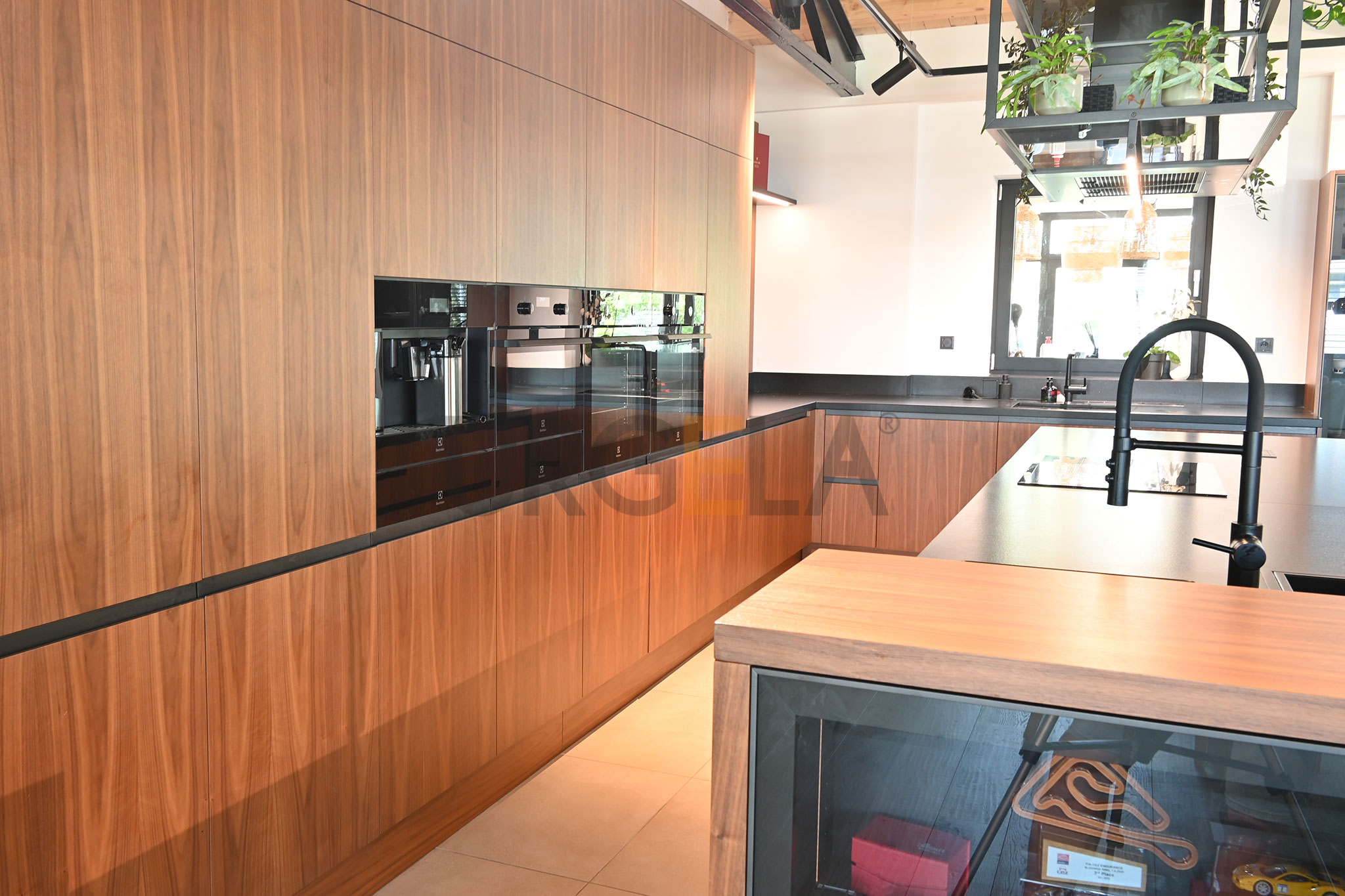 realizacia_cierny-ostrovny_digestor_drevena-kuchyna-na-mieru_cierny-kamen