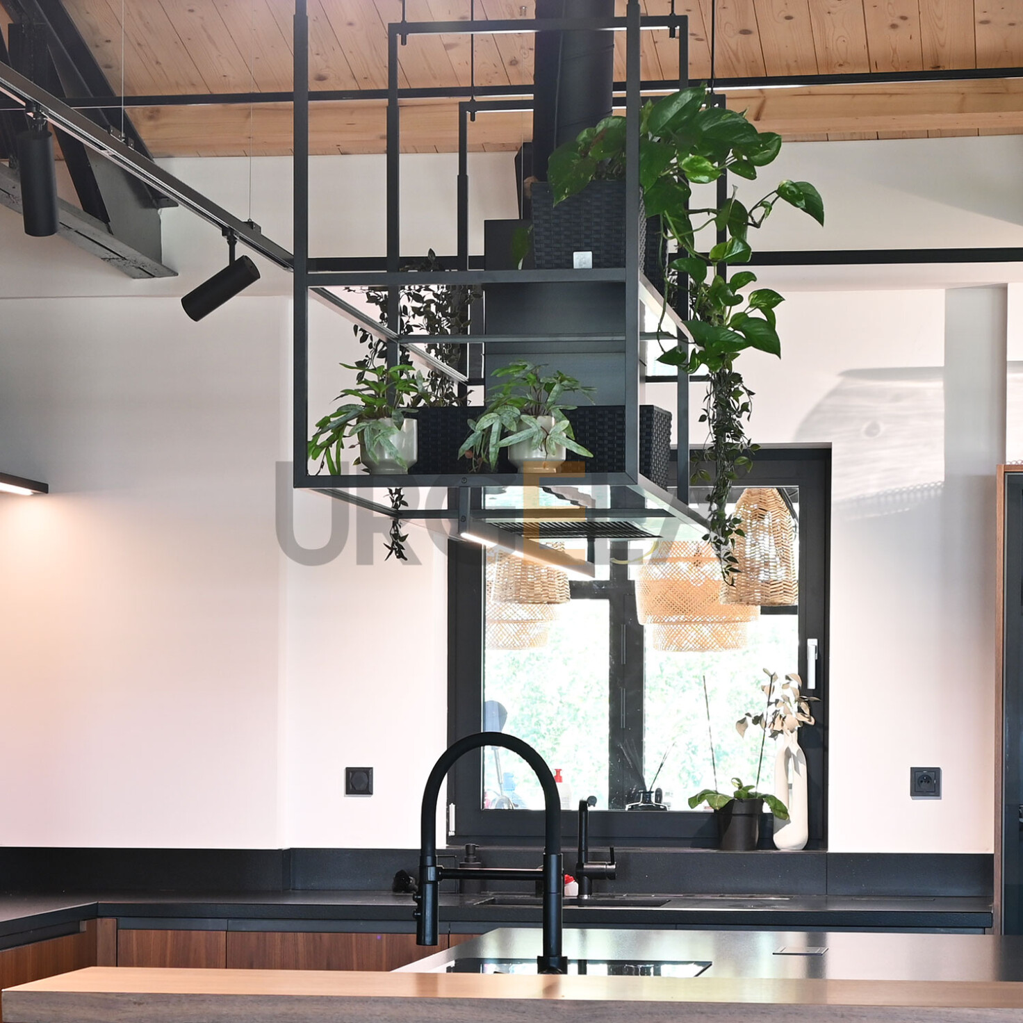 realizacia_cierny-ostrovny_digestor_drevena-kuchyna-na-mieru_cierny-kamen