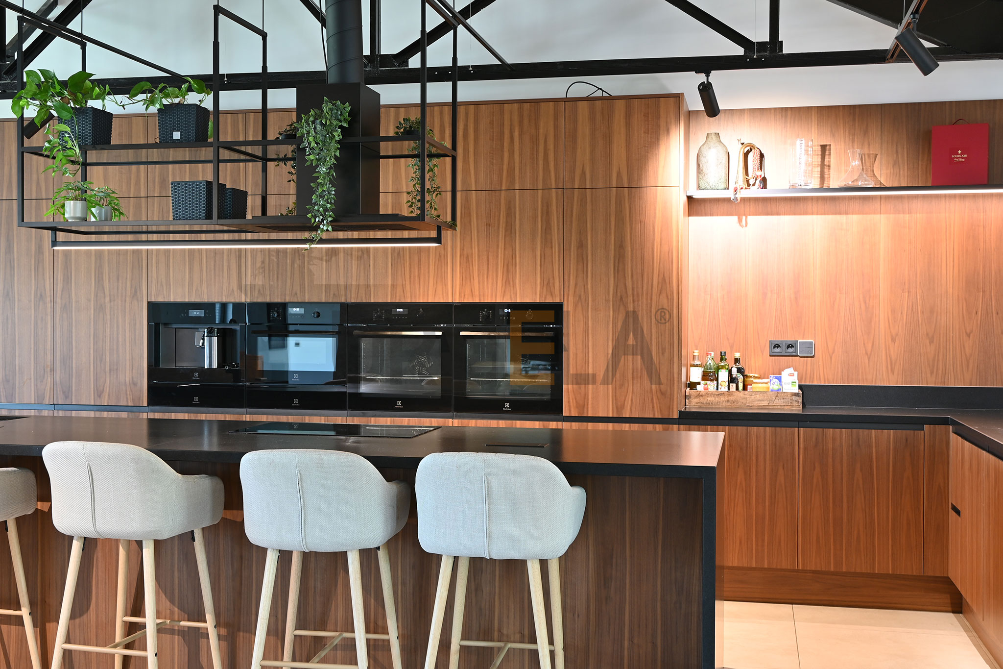 realizacia_cierny-ostrovny_digestor_drevena-kuchyna-na-mieru_cierny-kamen