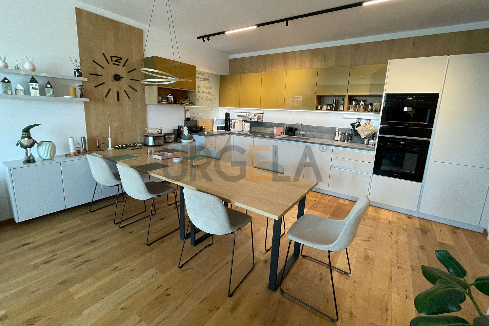 velka lakovana kuchyna na mieru hanak_zlate skrinky_vstavane spotrebice miele