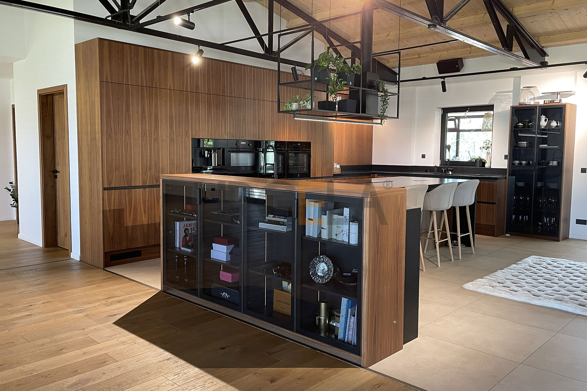 realizacia_cierny-ostrovny_digestor_drevena-kuchyna-na-mieru_cierny-kamen