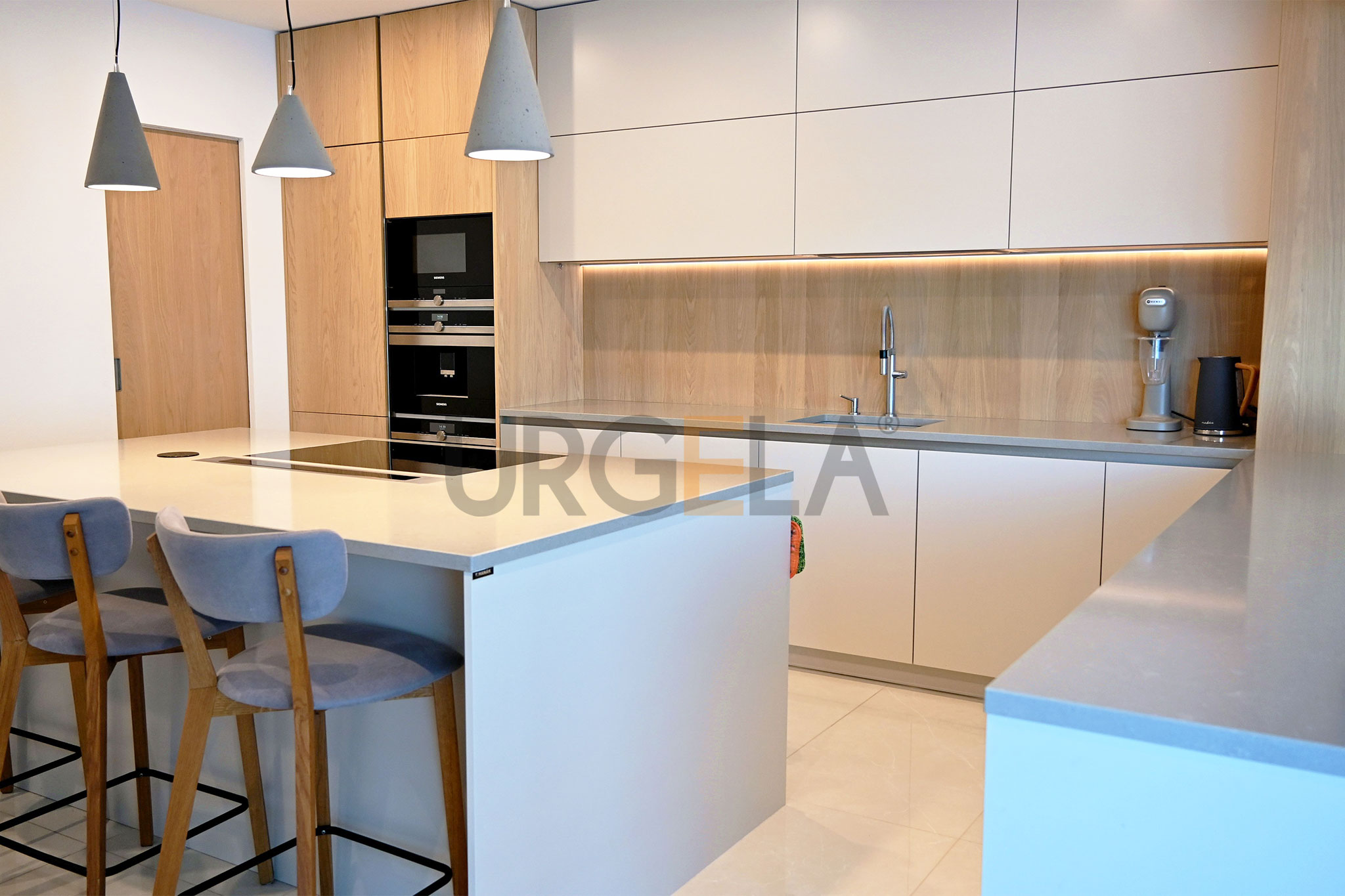 realizacia_sliac_dom_bezova_moderna_kuchyna_na_mieru