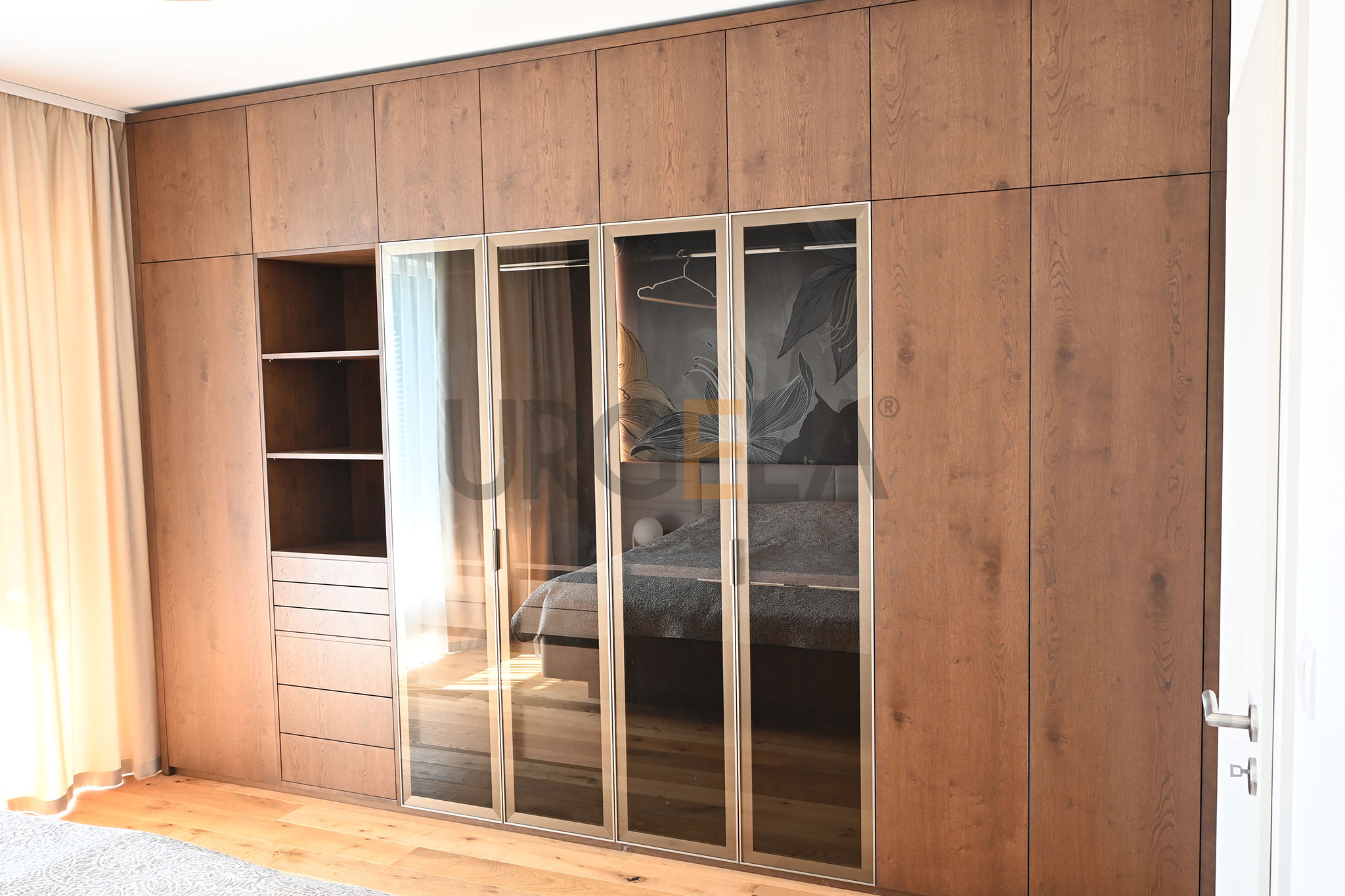 velka drevená satníkova skrina na mieru so sklenenými dvierkami_znacka hanak