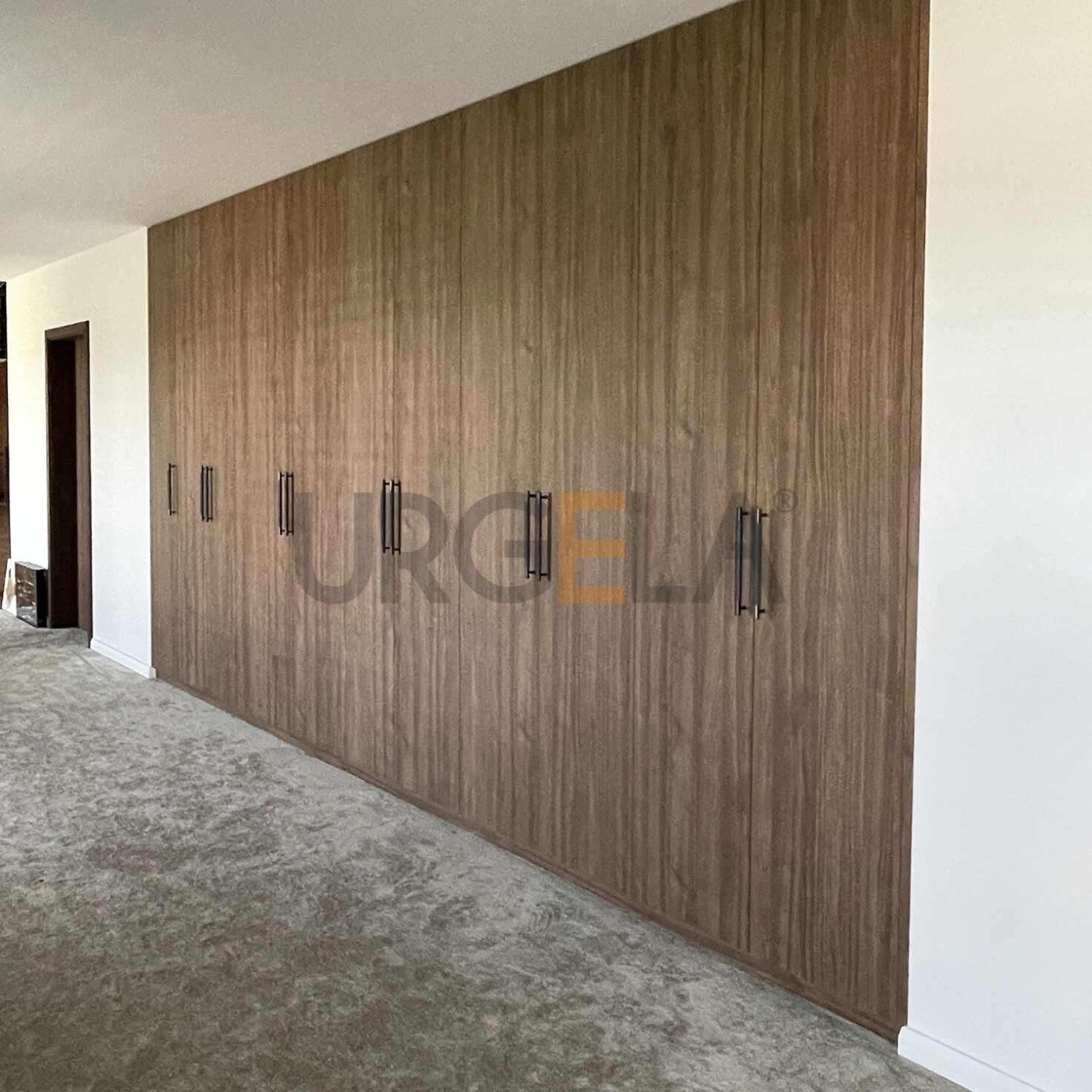 realizacia_velka-vstavana-drevena-skrina-na-mieru_cierne-uchytky