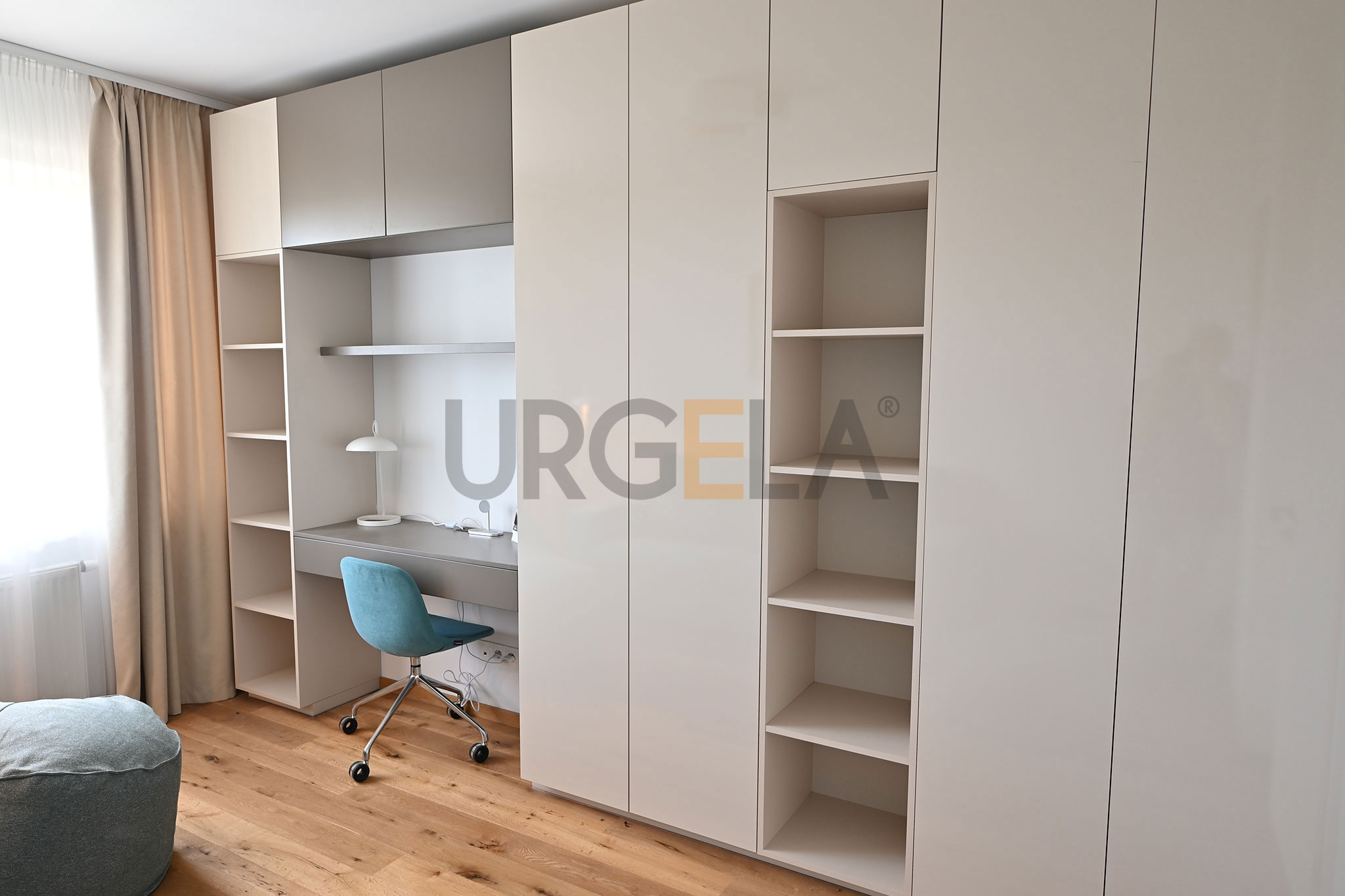 velky lakovaný satník na mieru bezovej farby znacky hanak