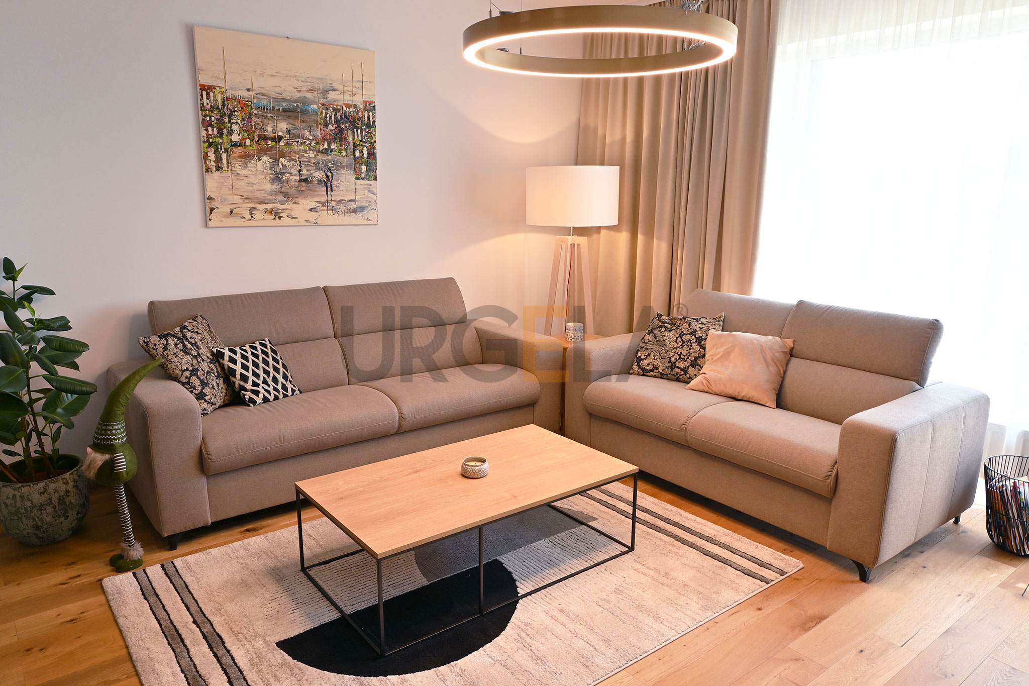 dve sedacky_konferecny stolik_zlate kruhove svetlo