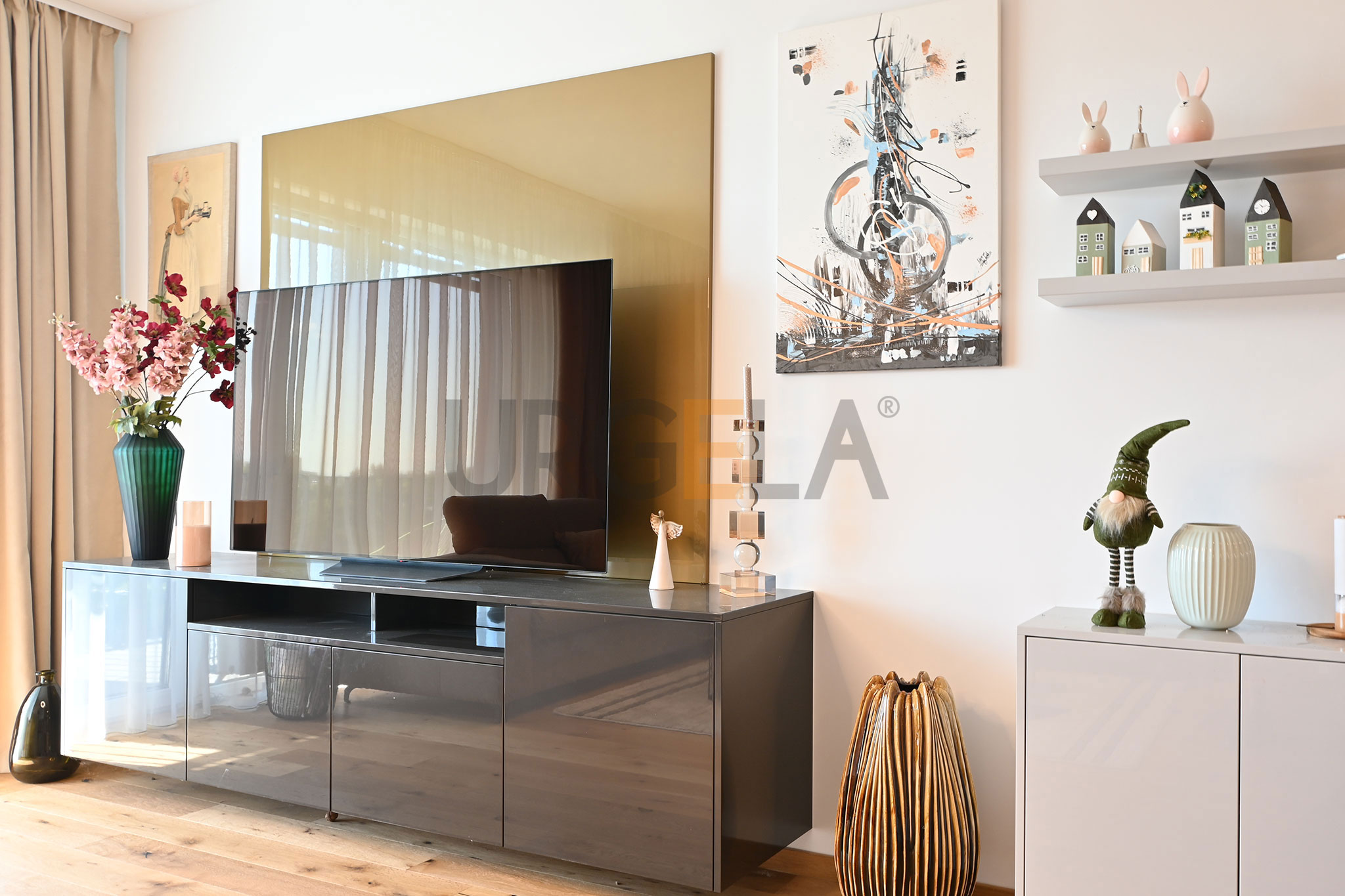 moderný antracitovy lakovaný soliter do obyvacky