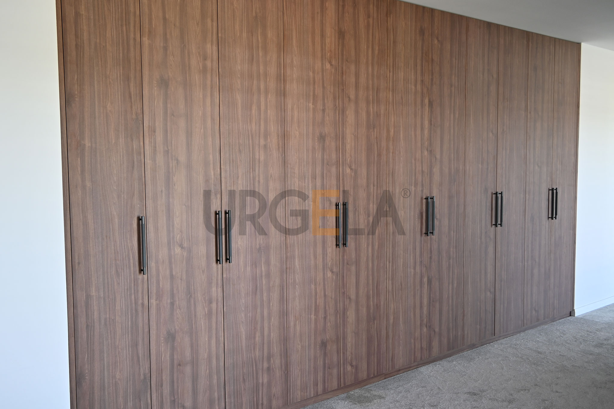 realizacia_velka-vstavana-drevena-skrina-na-mieru_cierne-uchytky