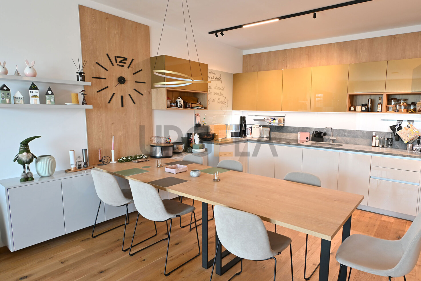 kuchyna na mieru so zlatými skrinkami_veľky jedalensky stol