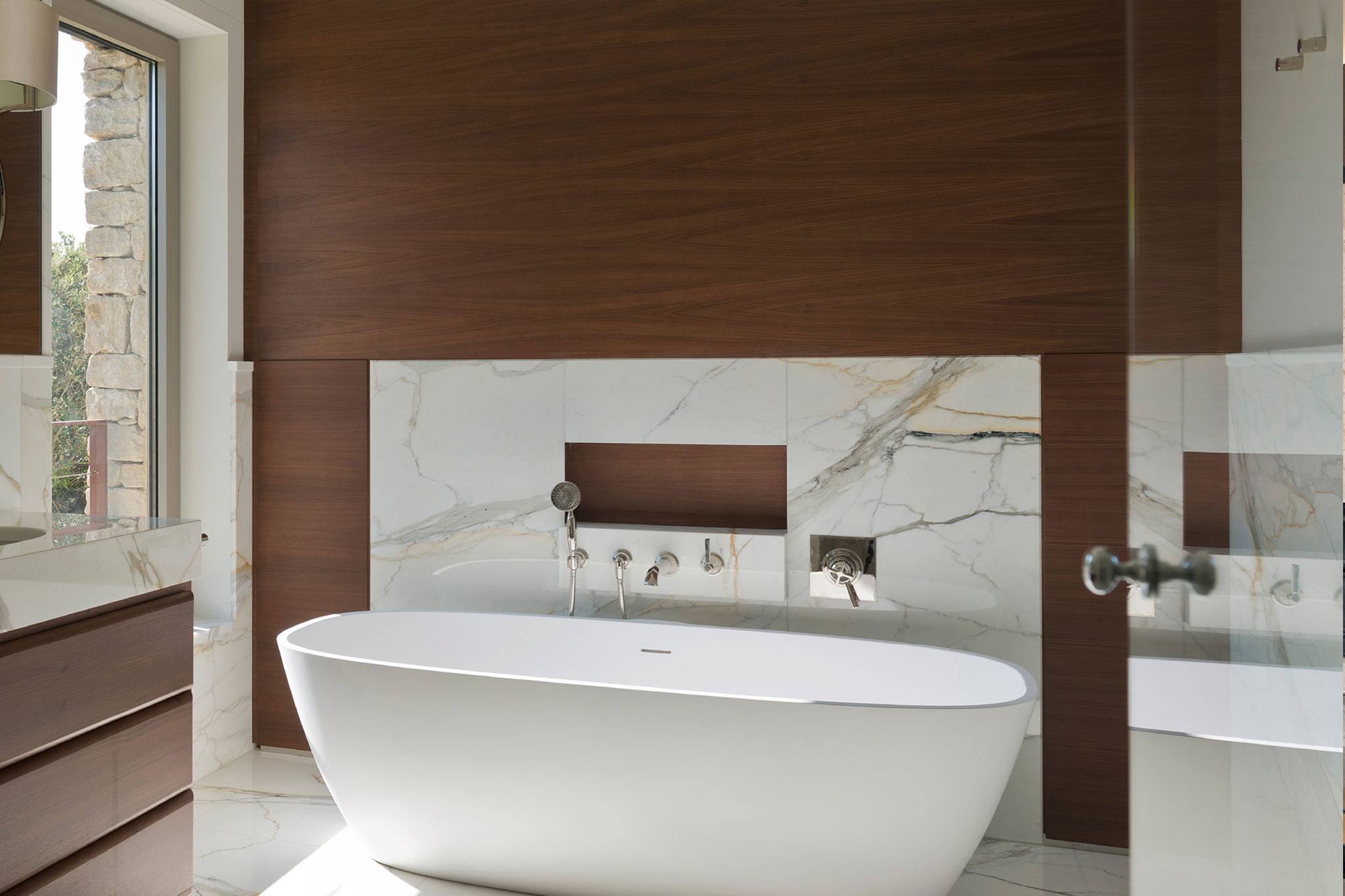 dreveny obklad v sucasnom interieri