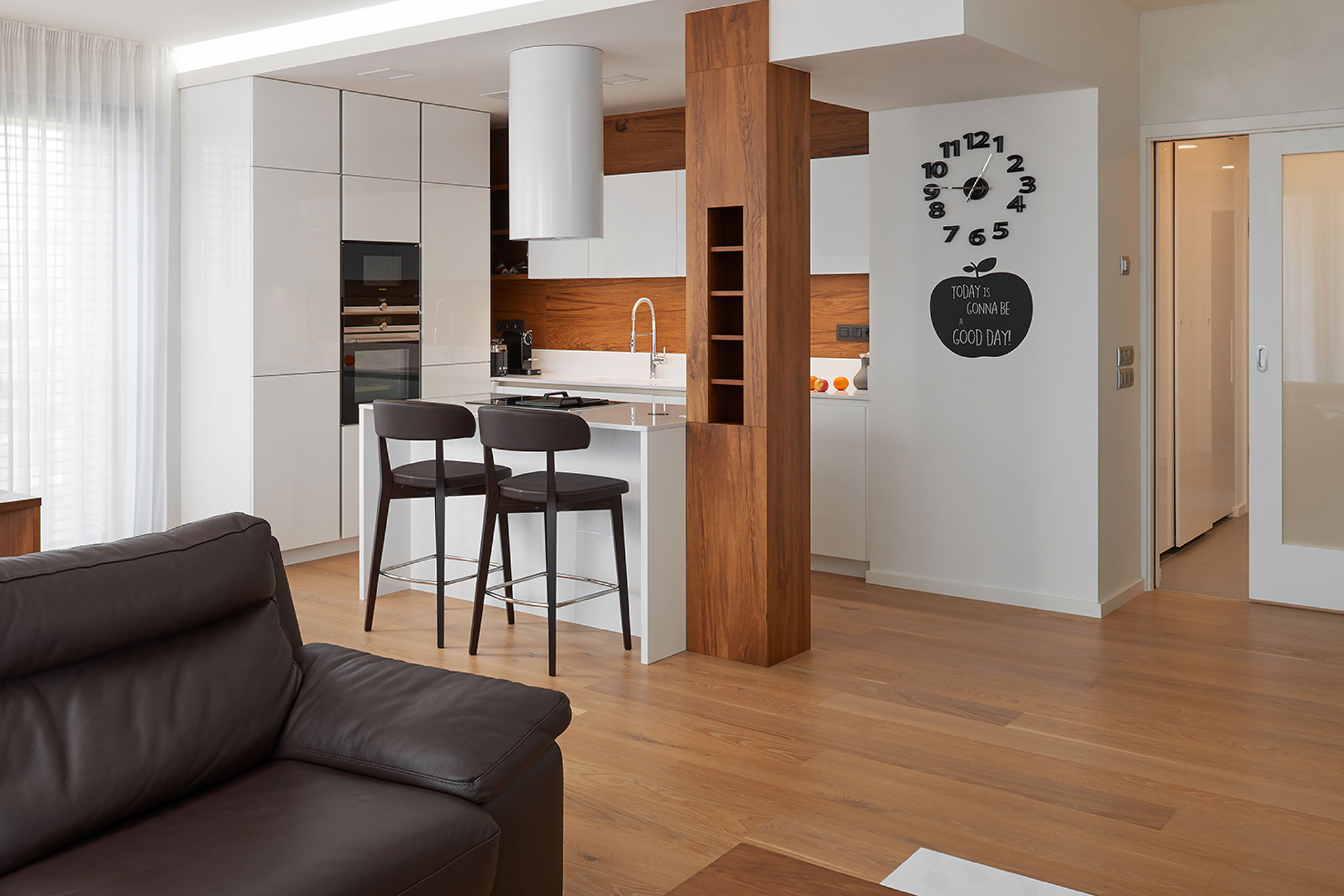 dreveny obklad v sucasnom interieri