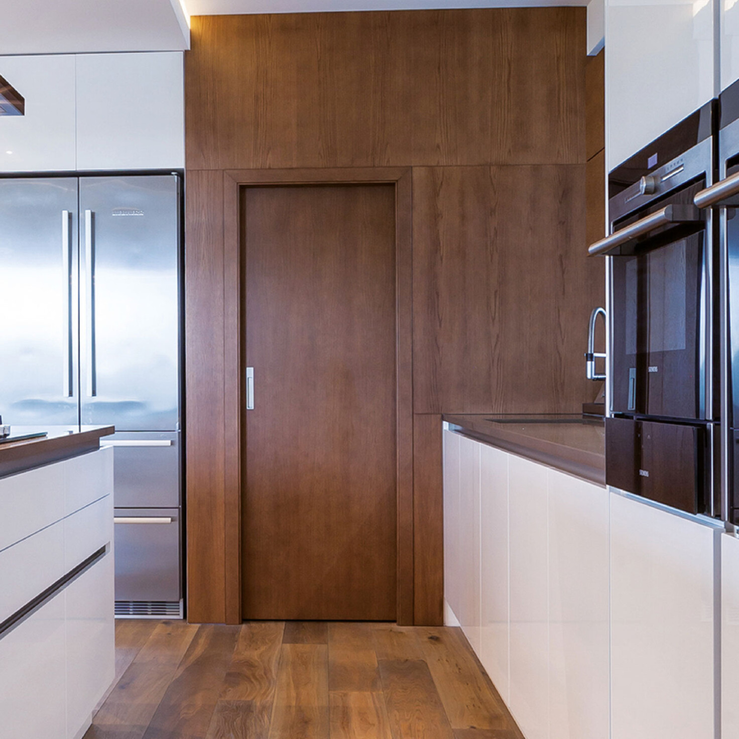 dreveny obklad v sucasnom interieri