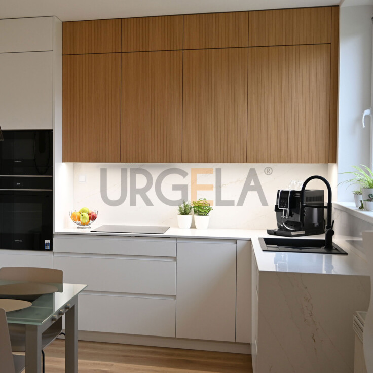 moderna biela lakovana kuchyna na mieru s drevenymi dvierkami