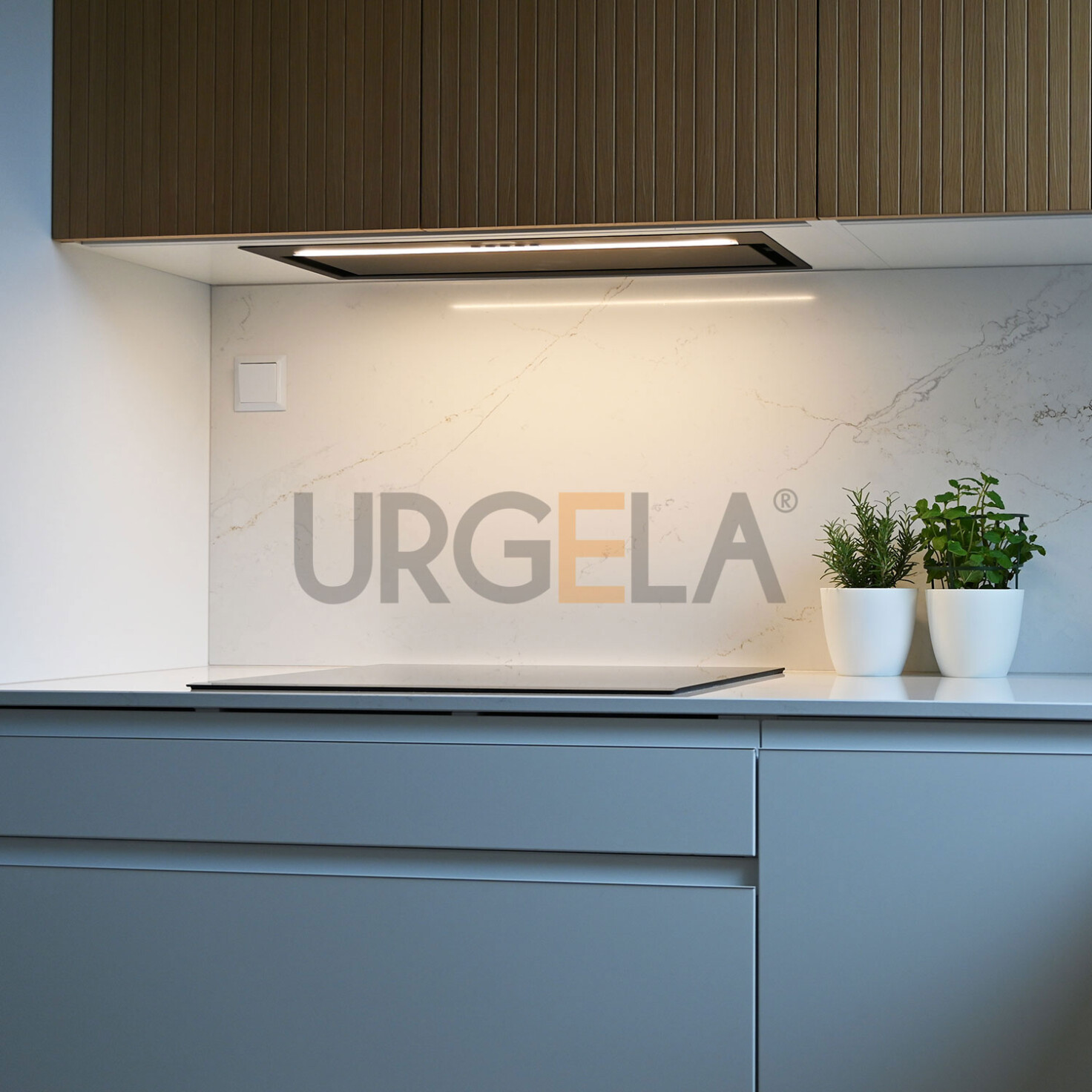 moderna biela lakovana kuchyna na mieru s drevenymi dvierkami