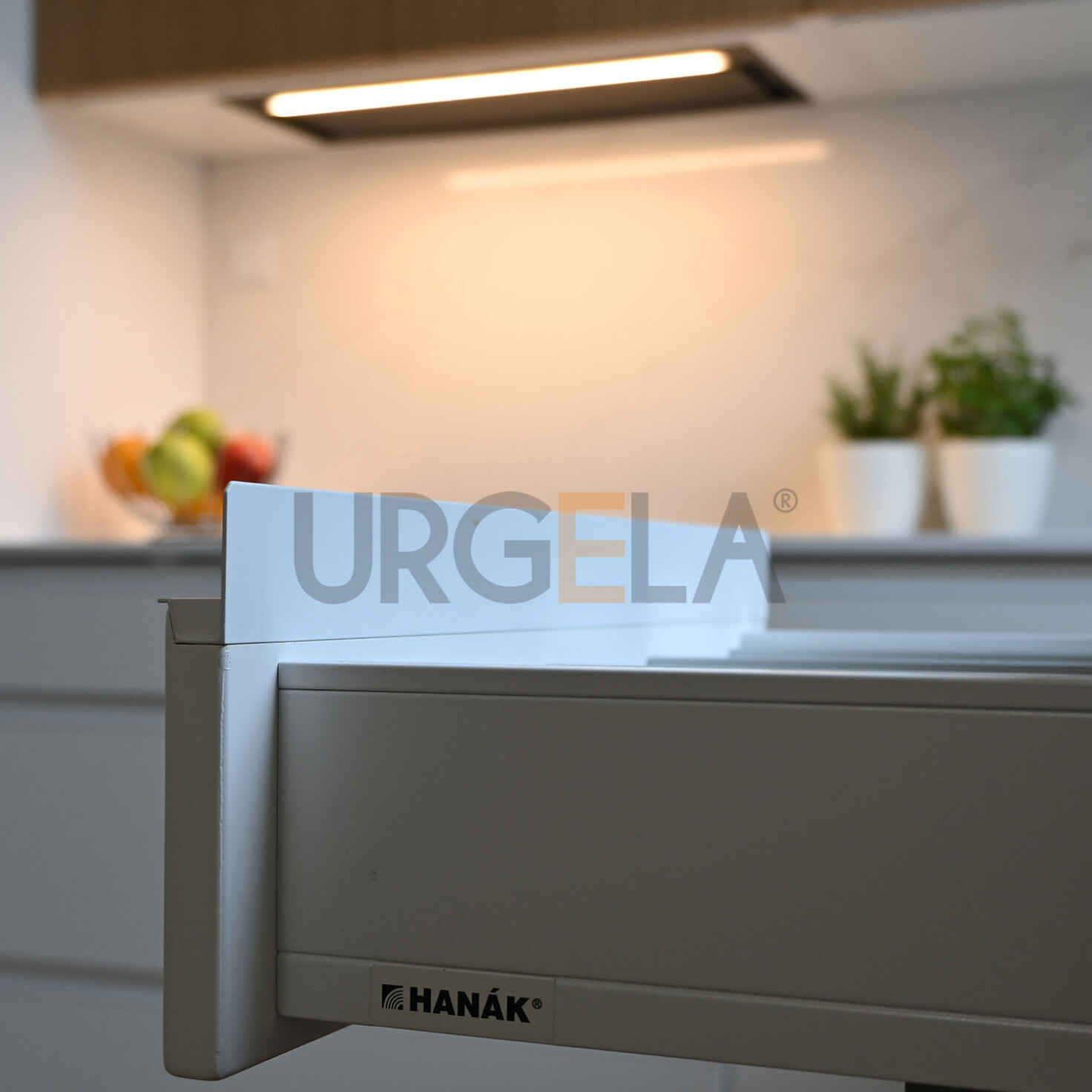 moderna biela lakovana kuchyna na mieru s drevenymi dvierkami