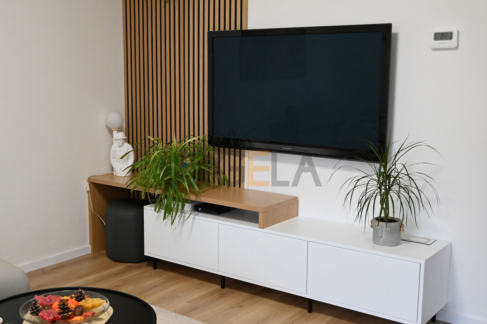 moderna biela lakovana kuchyna na mieru s drevenymi dvierkami