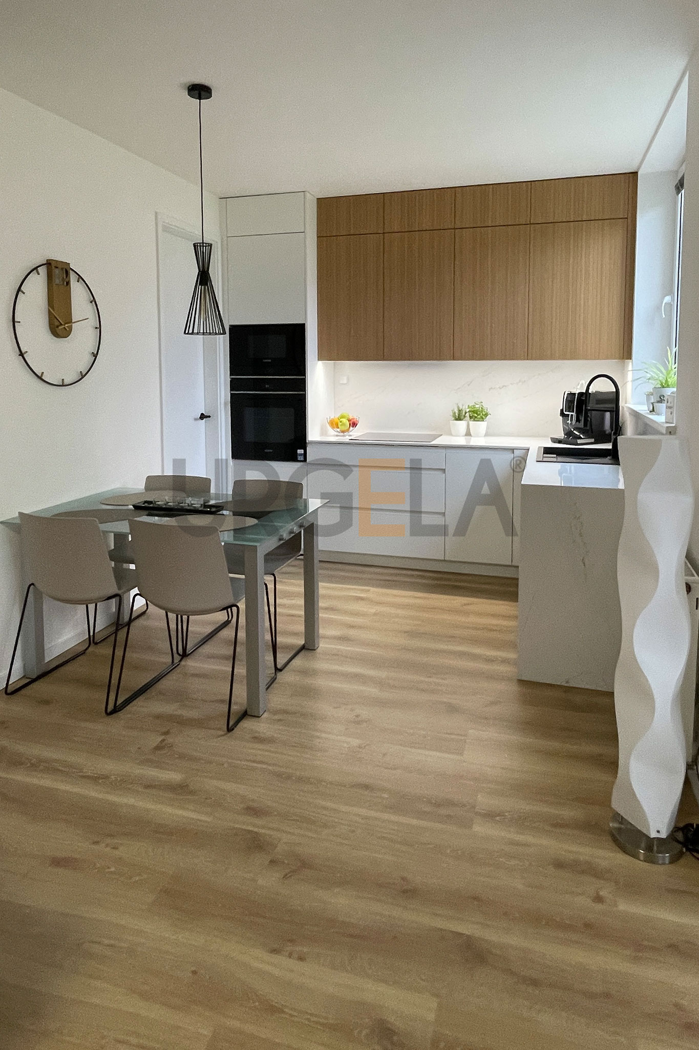 moderna biela lakovana kuchyna na mieru s drevenymi dvierkami