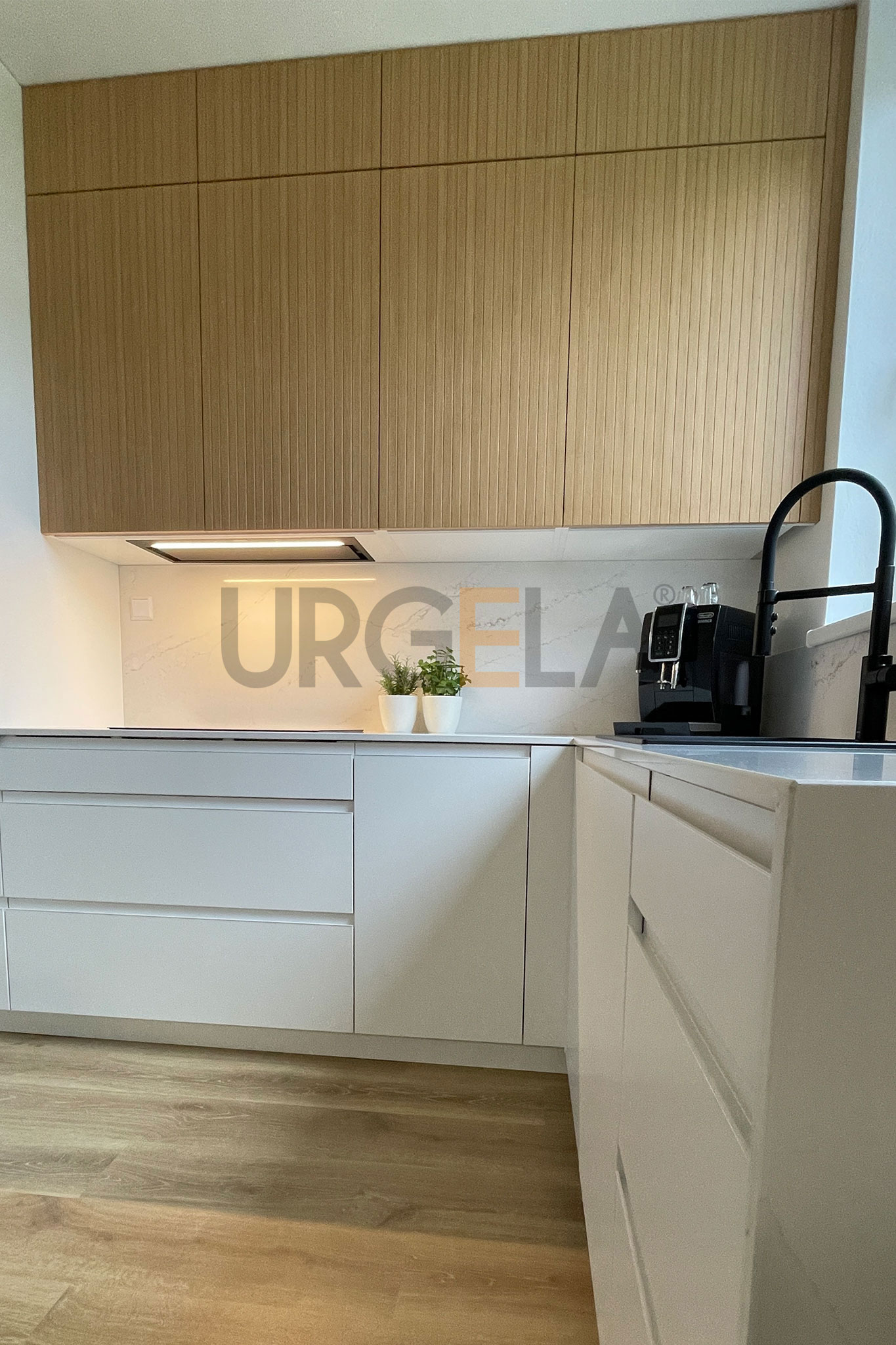 moderna biela lakovana kuchyna na mieru s drevenymi dvierkami