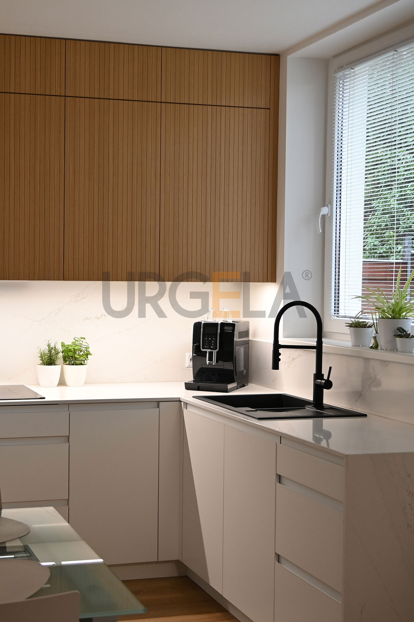 moderna biela lakovana kuchyna na mieru s drevenymi dvierkami