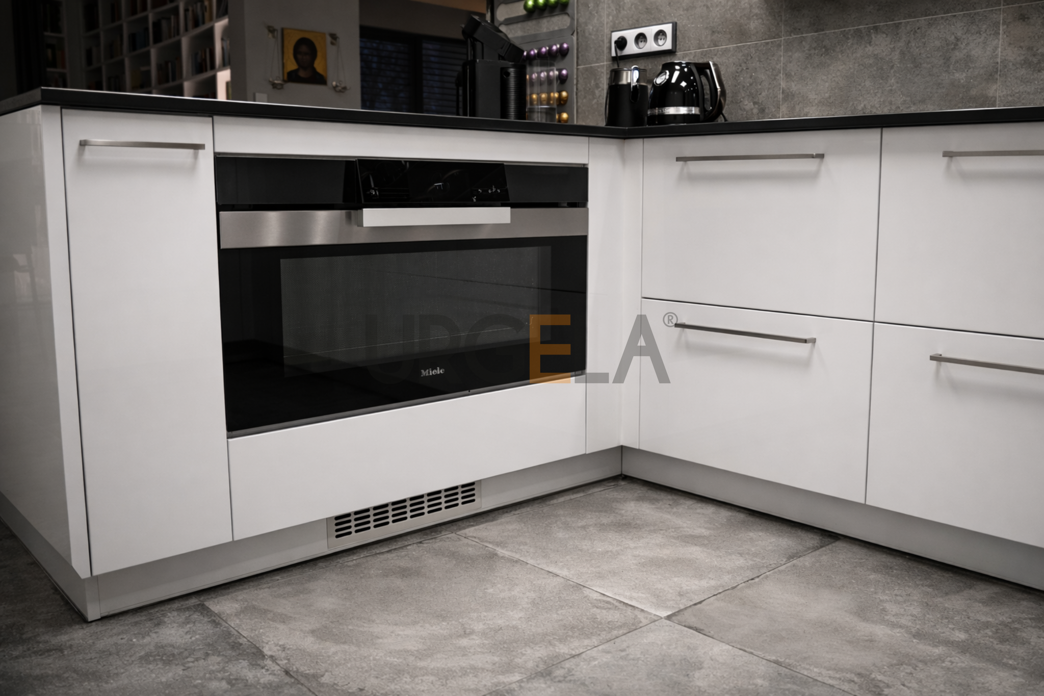 moderna biela lakovana kuchyna na mieru_ cierna pracovna doska_stropny LED digestor