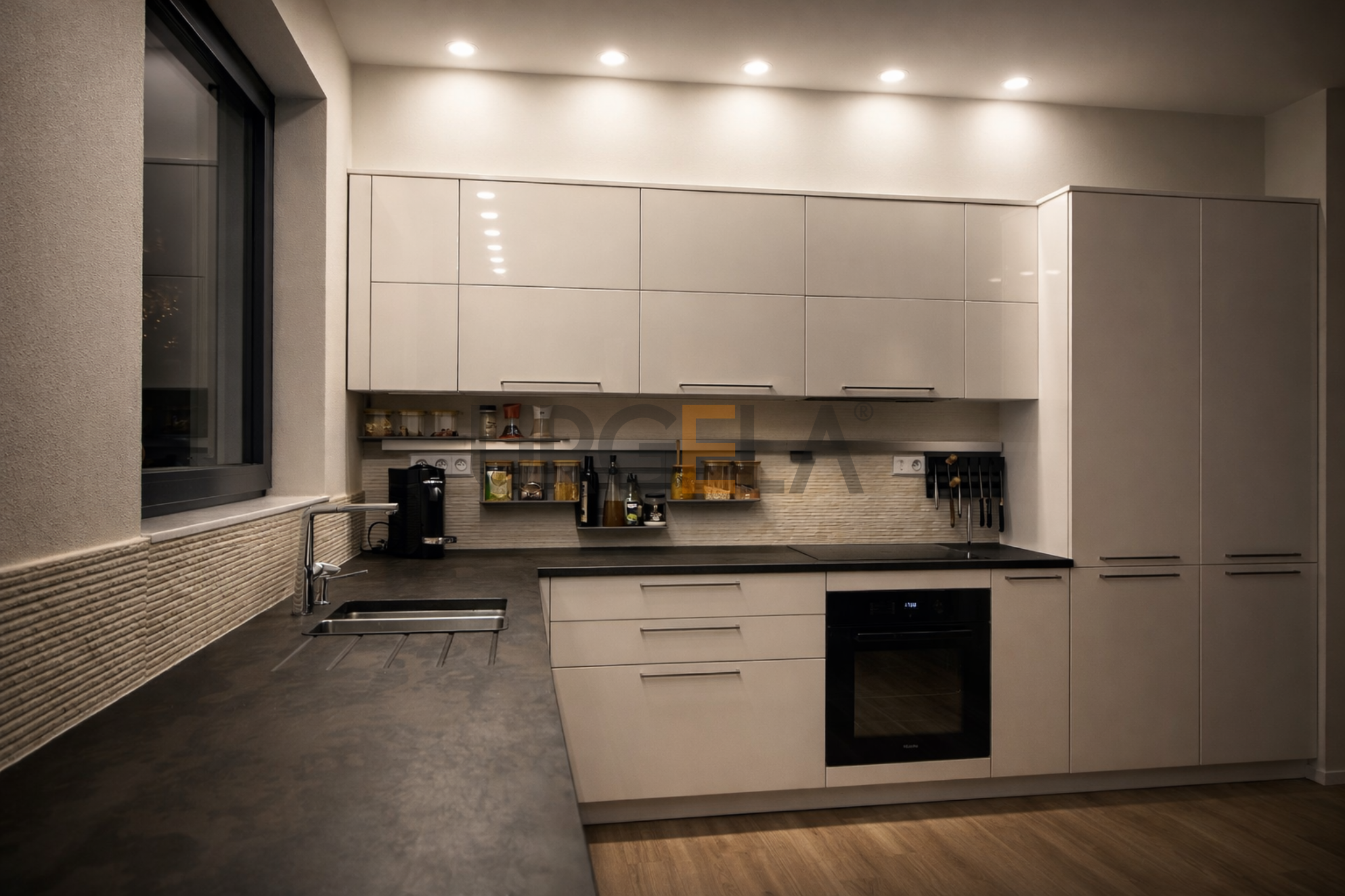 moderna biela lakovana kuchyna na mieru_tmavá kamenna pracovna doska na mieru