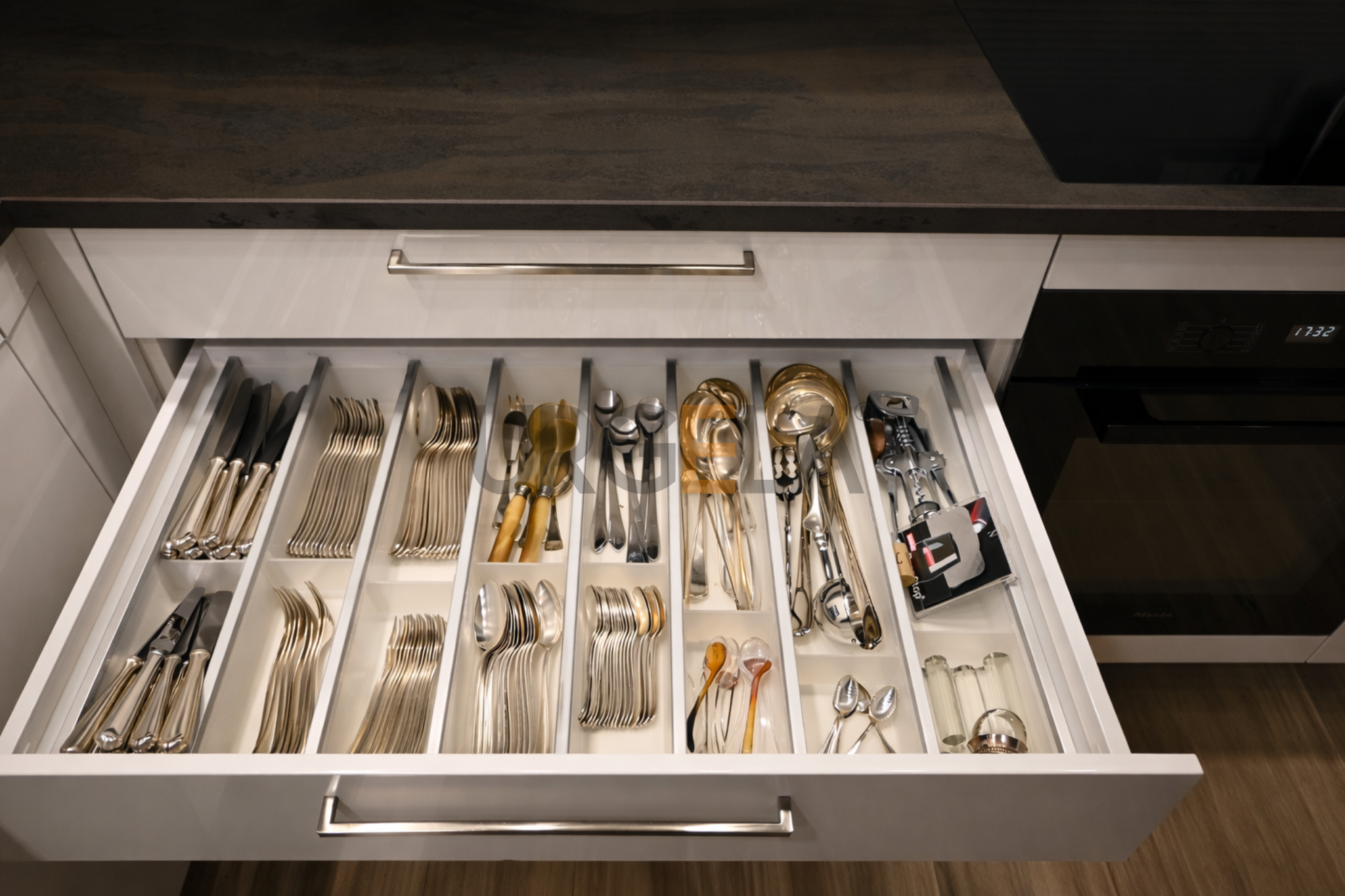 biela lakovana kuchyna na mieru znacky hanak_tmava kamenna pracovna doska