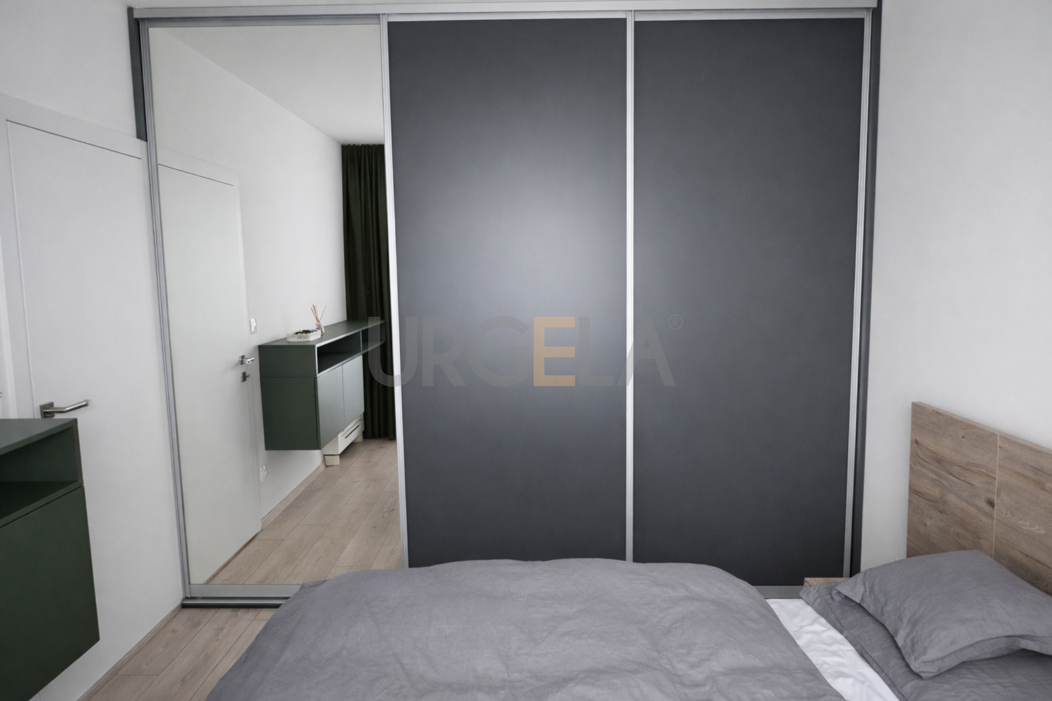 antracitova vstavana satnikova skrina na mieru so zrkadlom