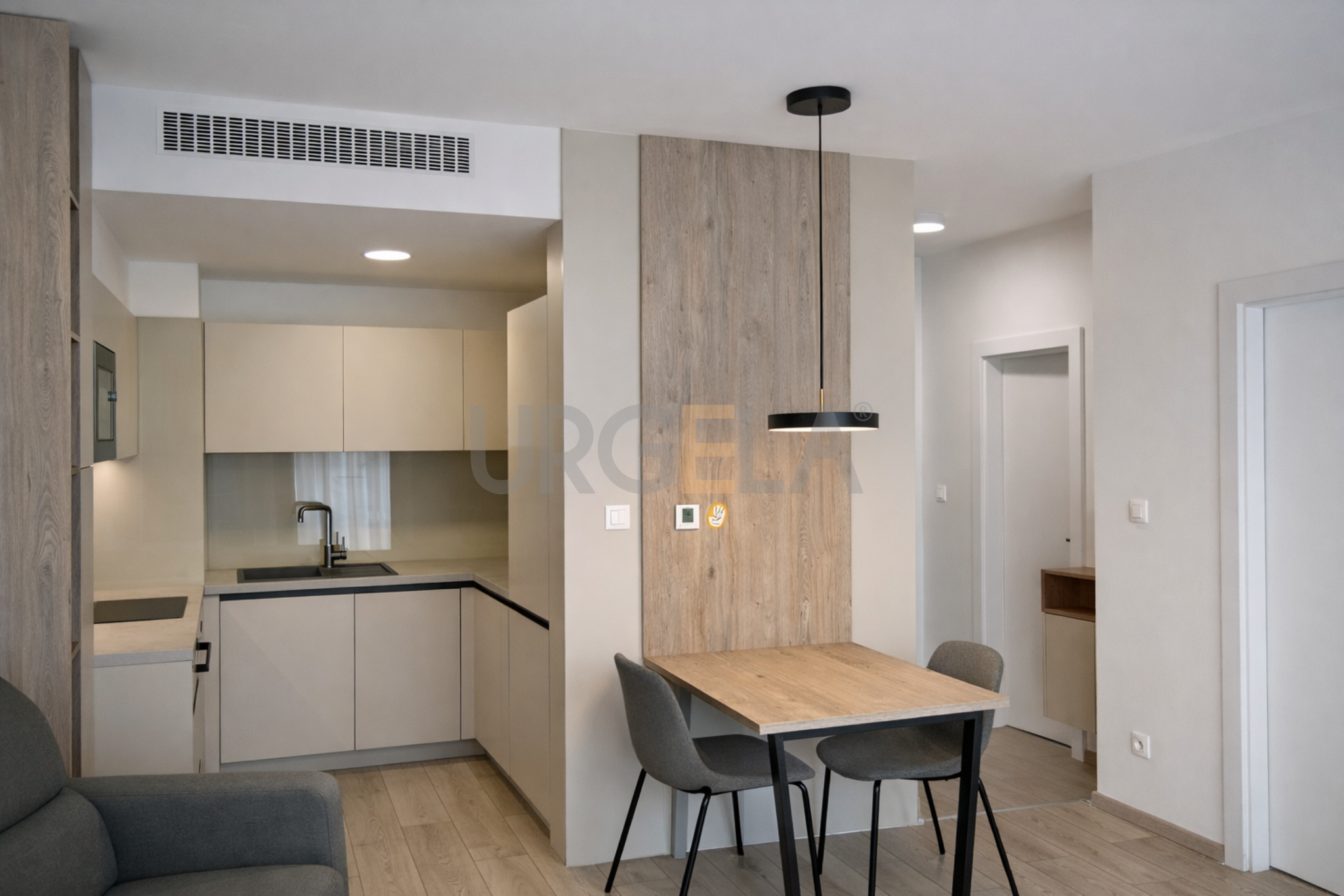 kuchyna na mieru s jedalenskym stolom